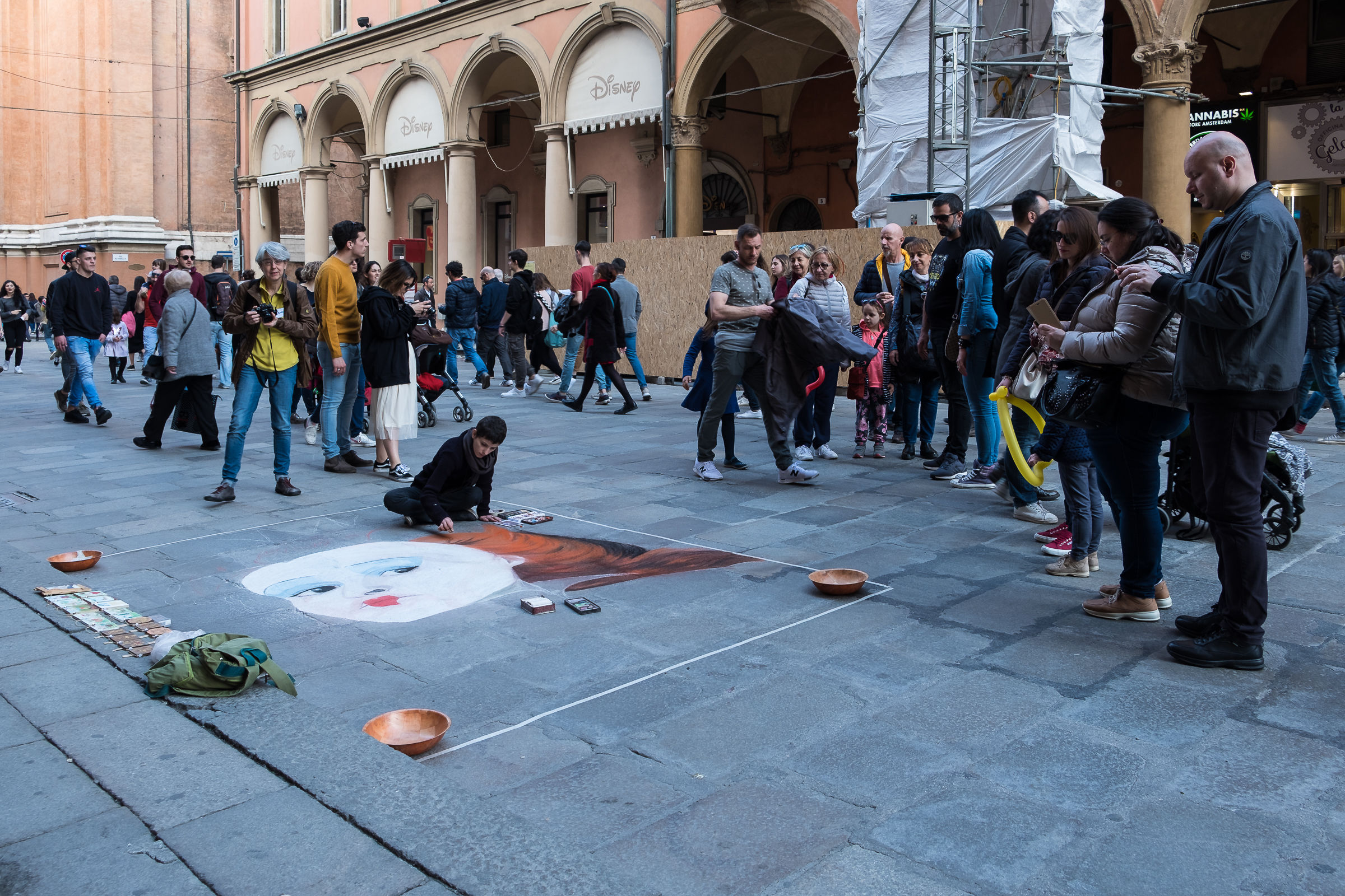 C'è chi dipinge e chi osserva