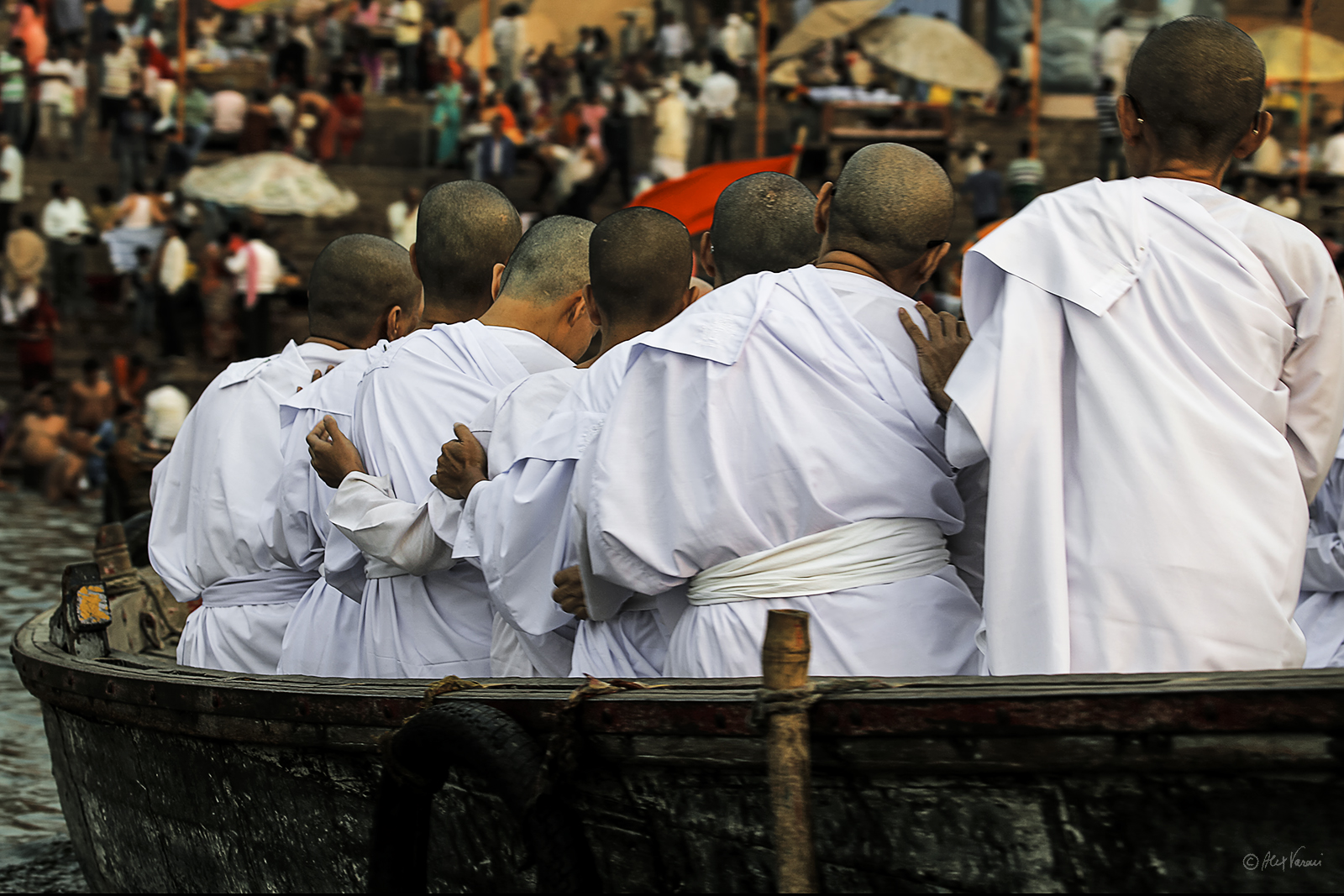 Monache buddiste assistono alle puja
