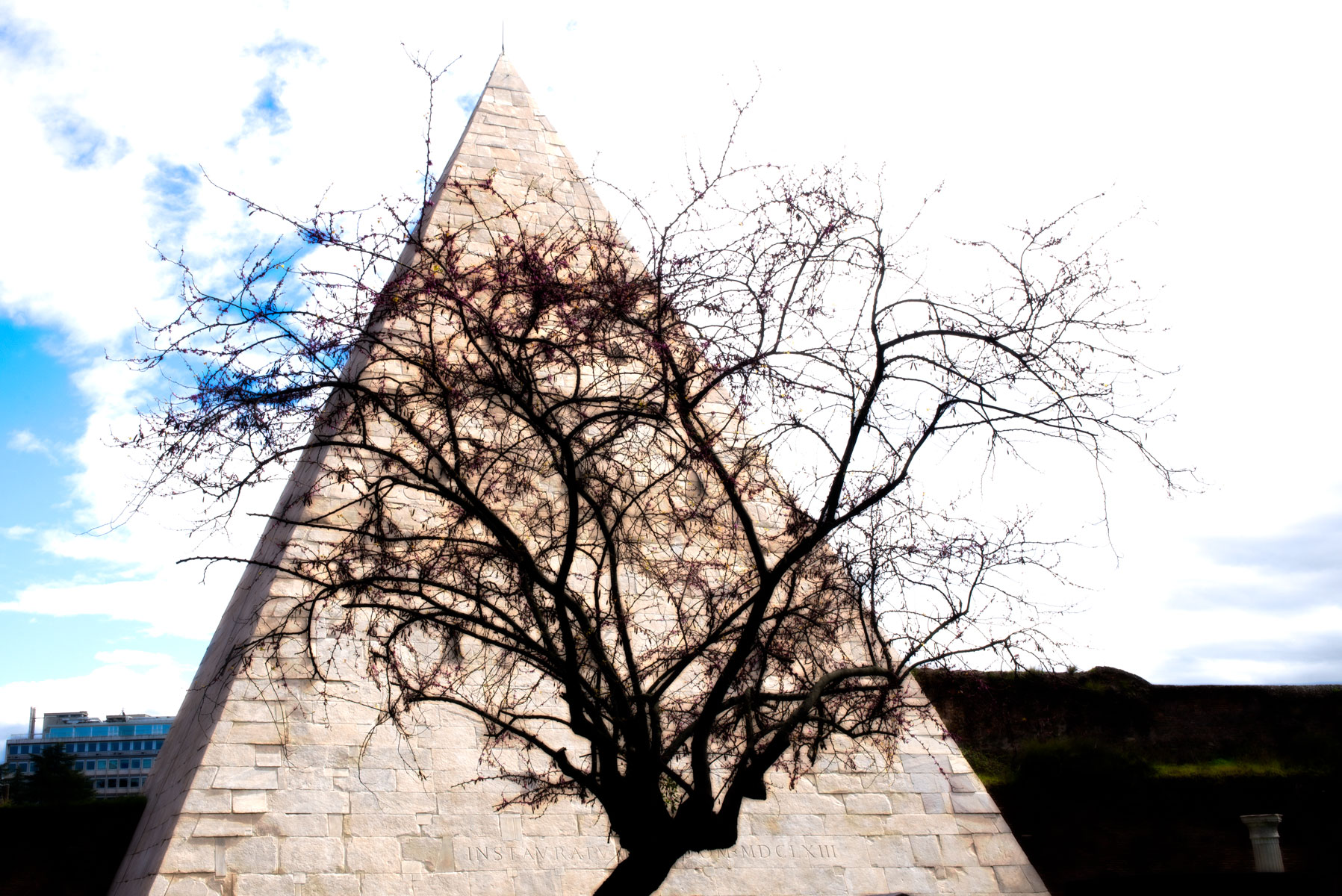 Piramide Cestia vista dal Cimitero Acattolico