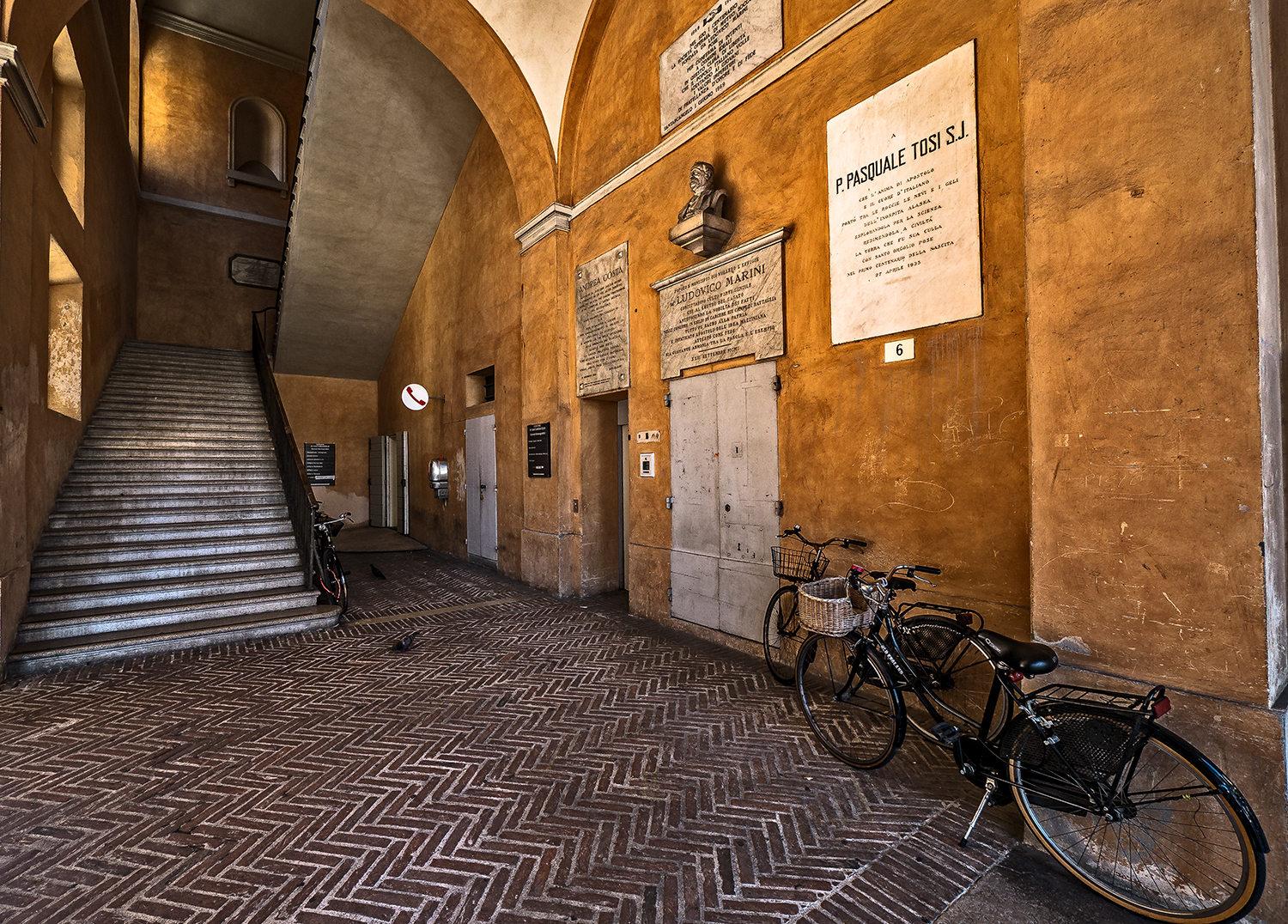 La Scala nel Portico..