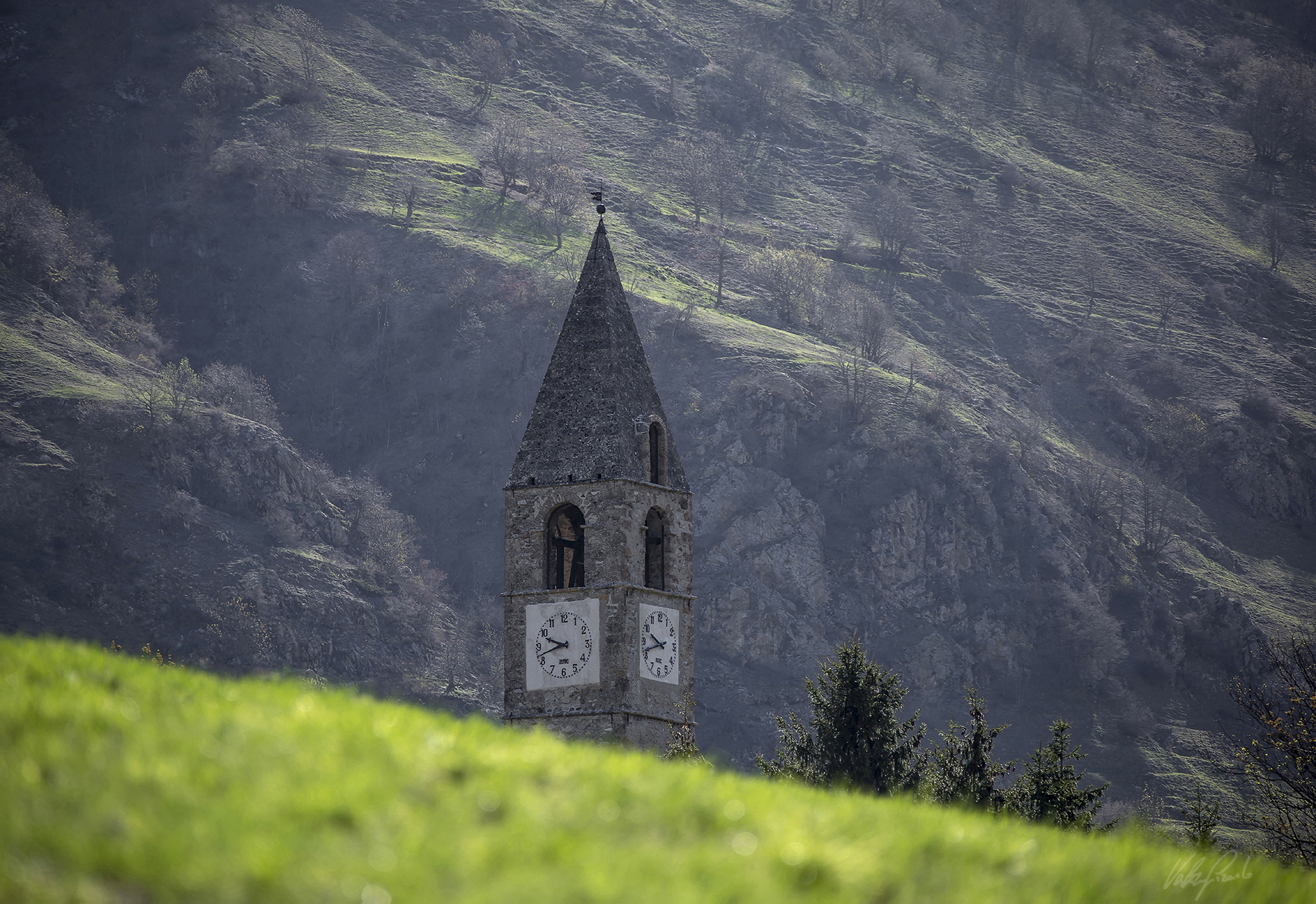 Il campanile che spunta dalla Collina