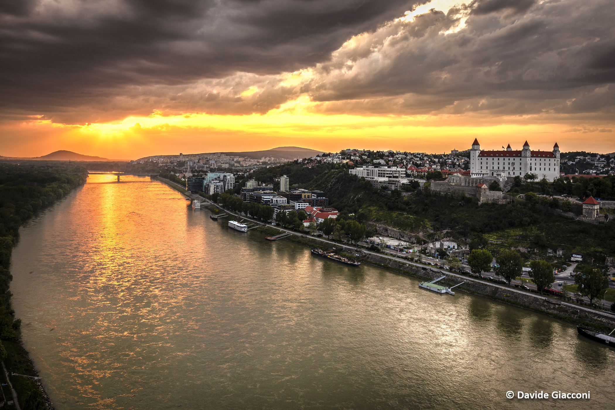 Tramonto sul Danubio a Bratislava