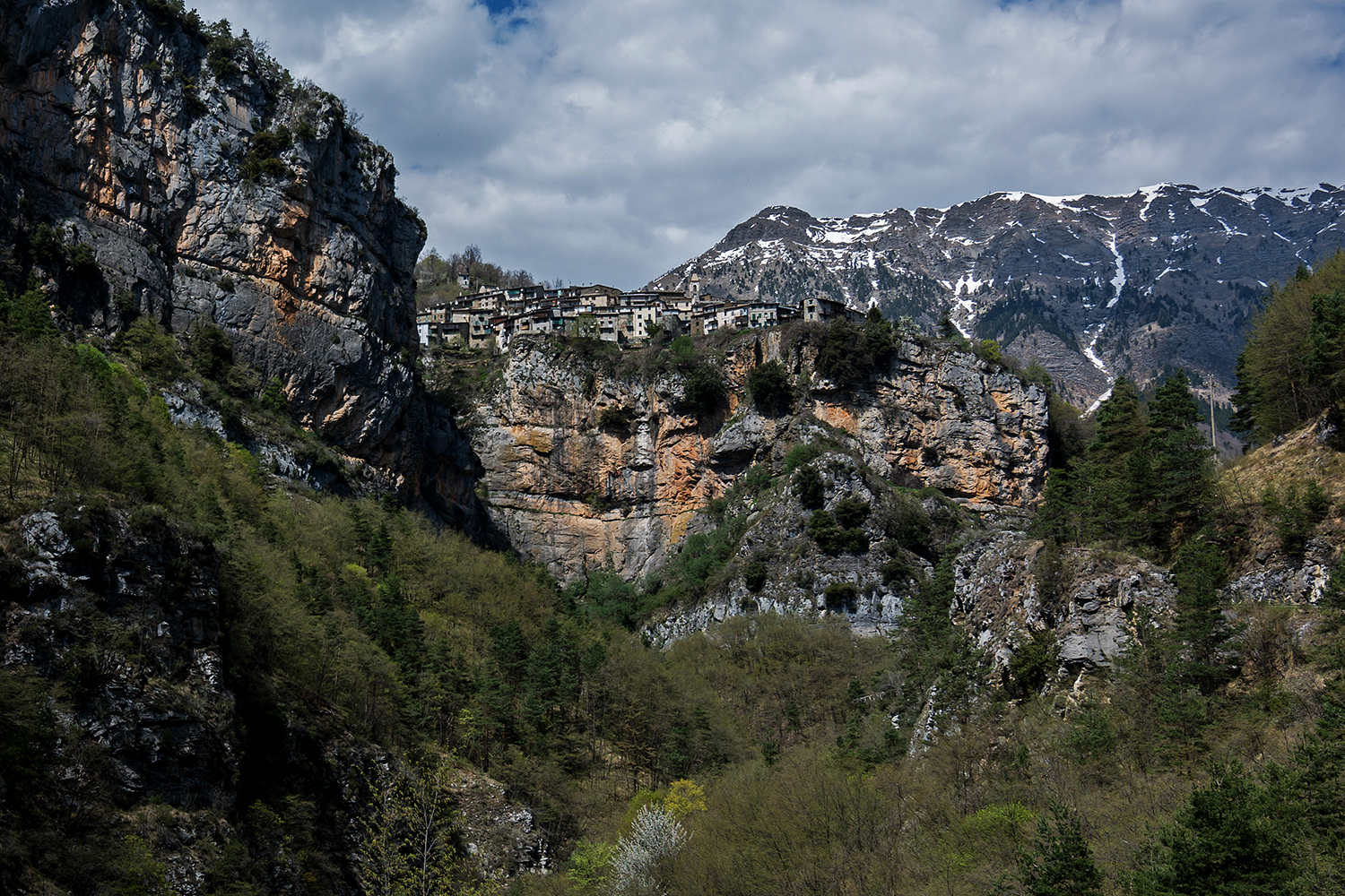 Realdo il borgo on the Crag