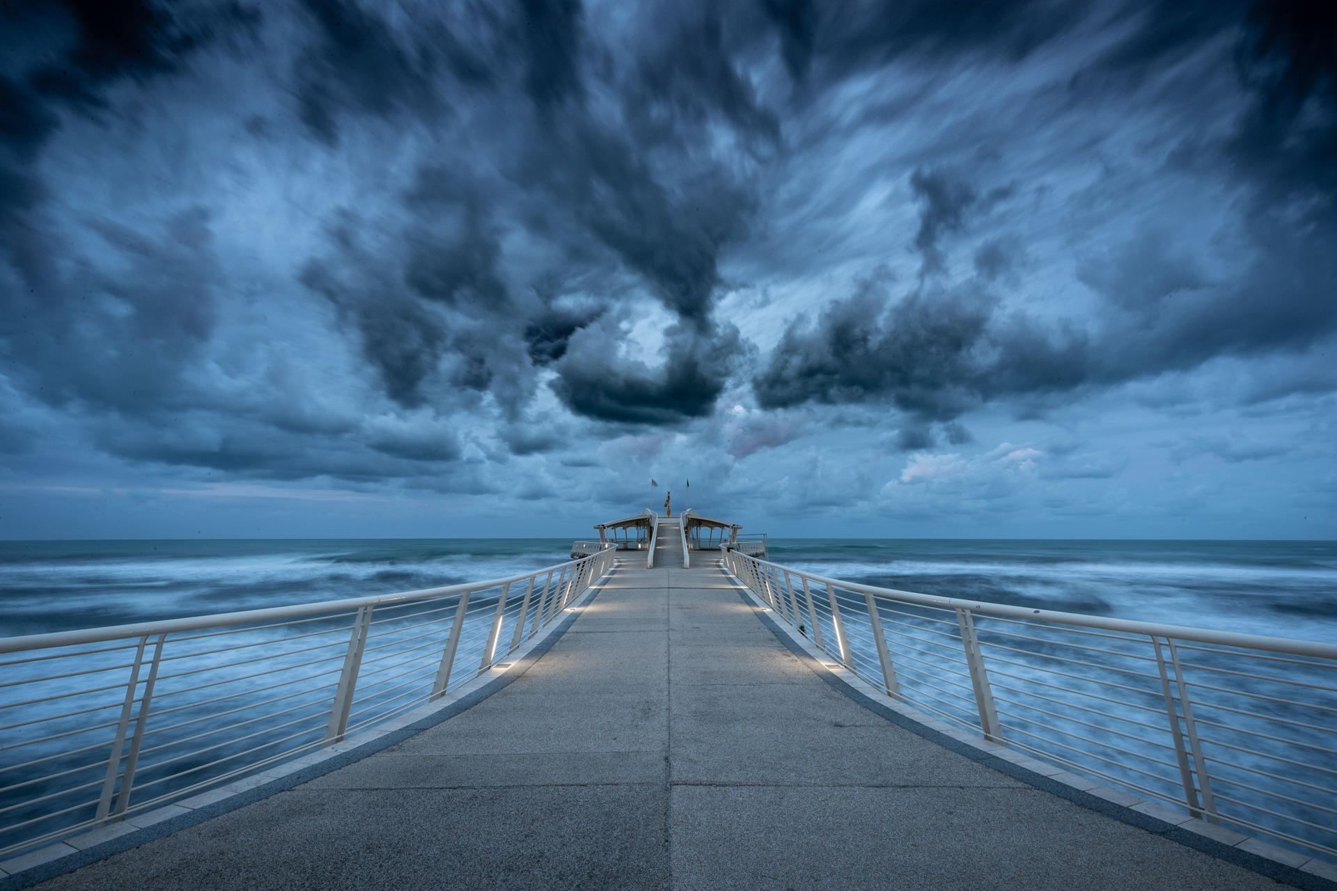 Lido di Camaiore; tempesta in arrivo