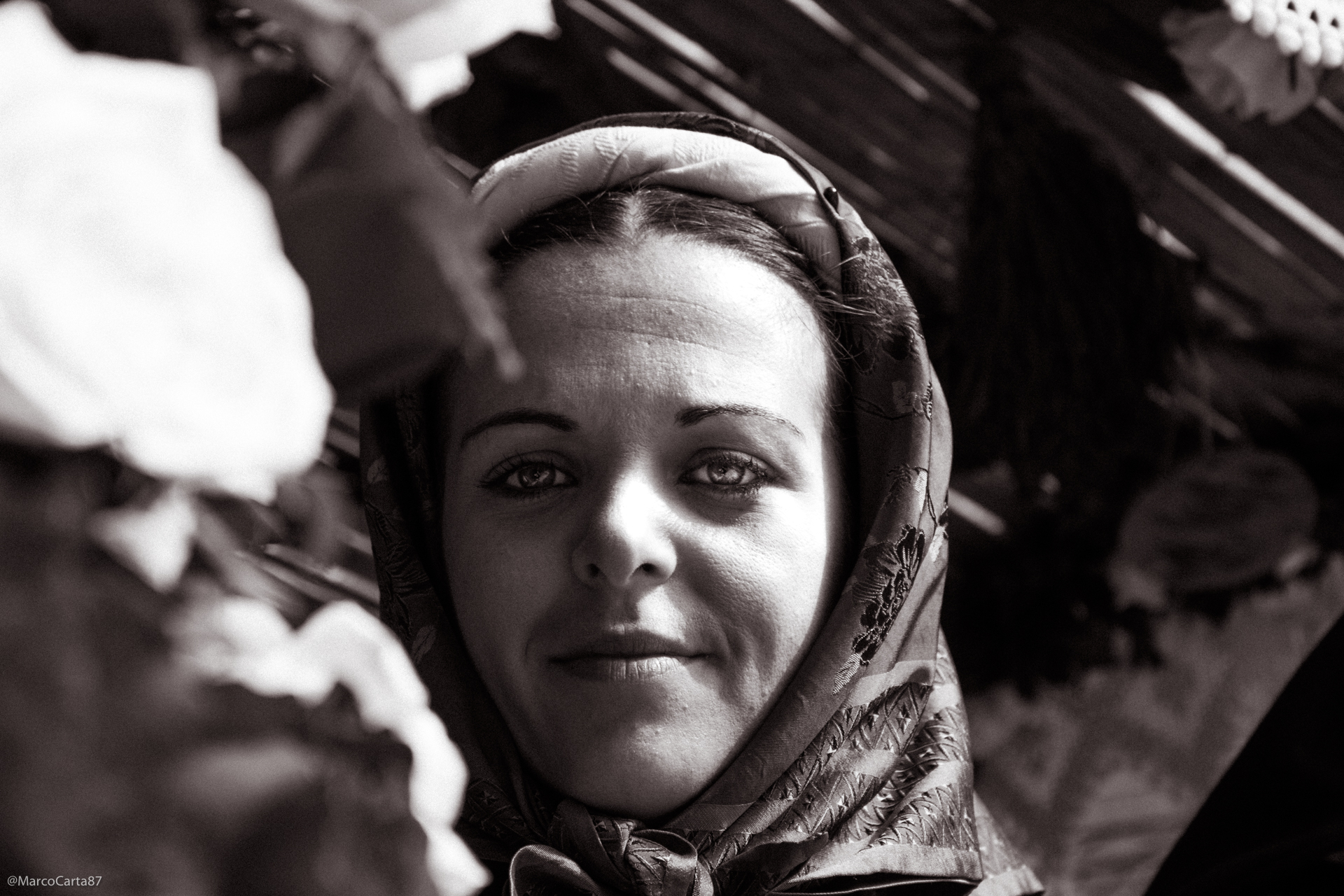 ragazza costume sardo