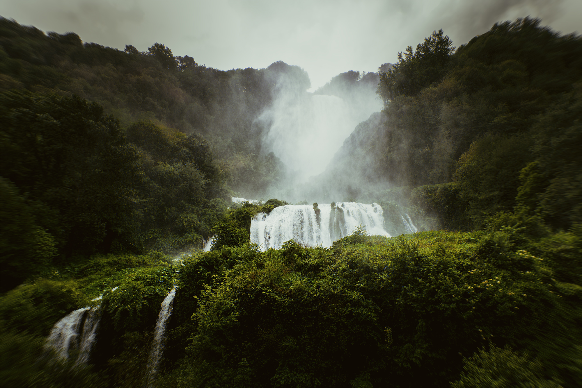 Cascata si prepara alla pioggia