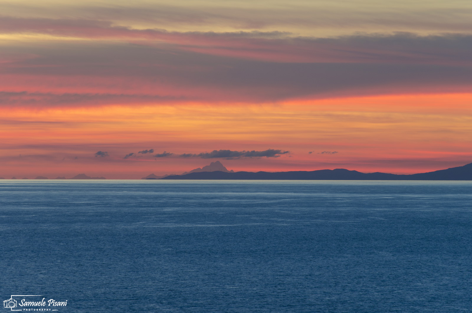 Contrasting horizons