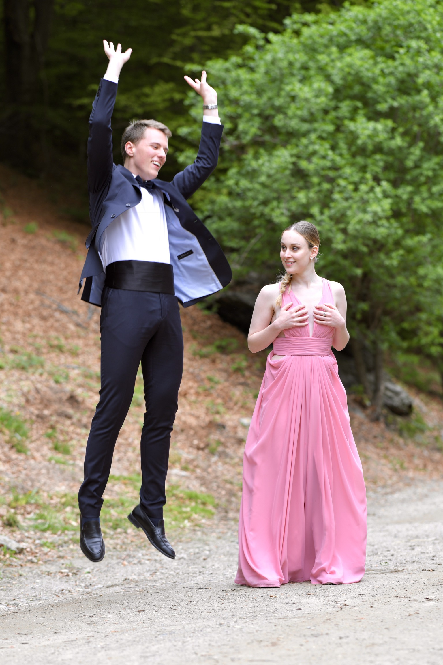 Suspended two-finger from the ground