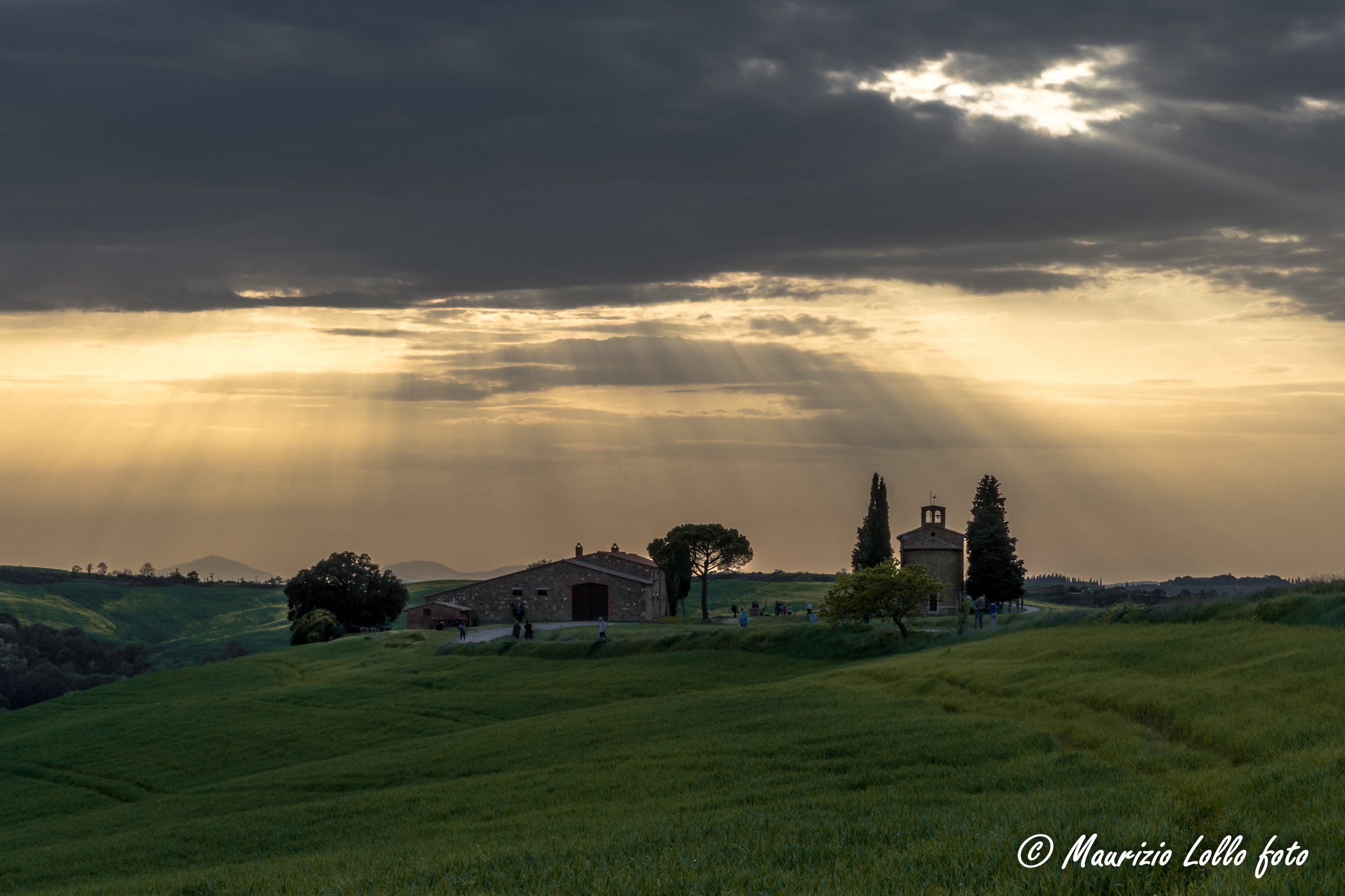 Vitaleta sotto una pioggia di raggi al tramonto