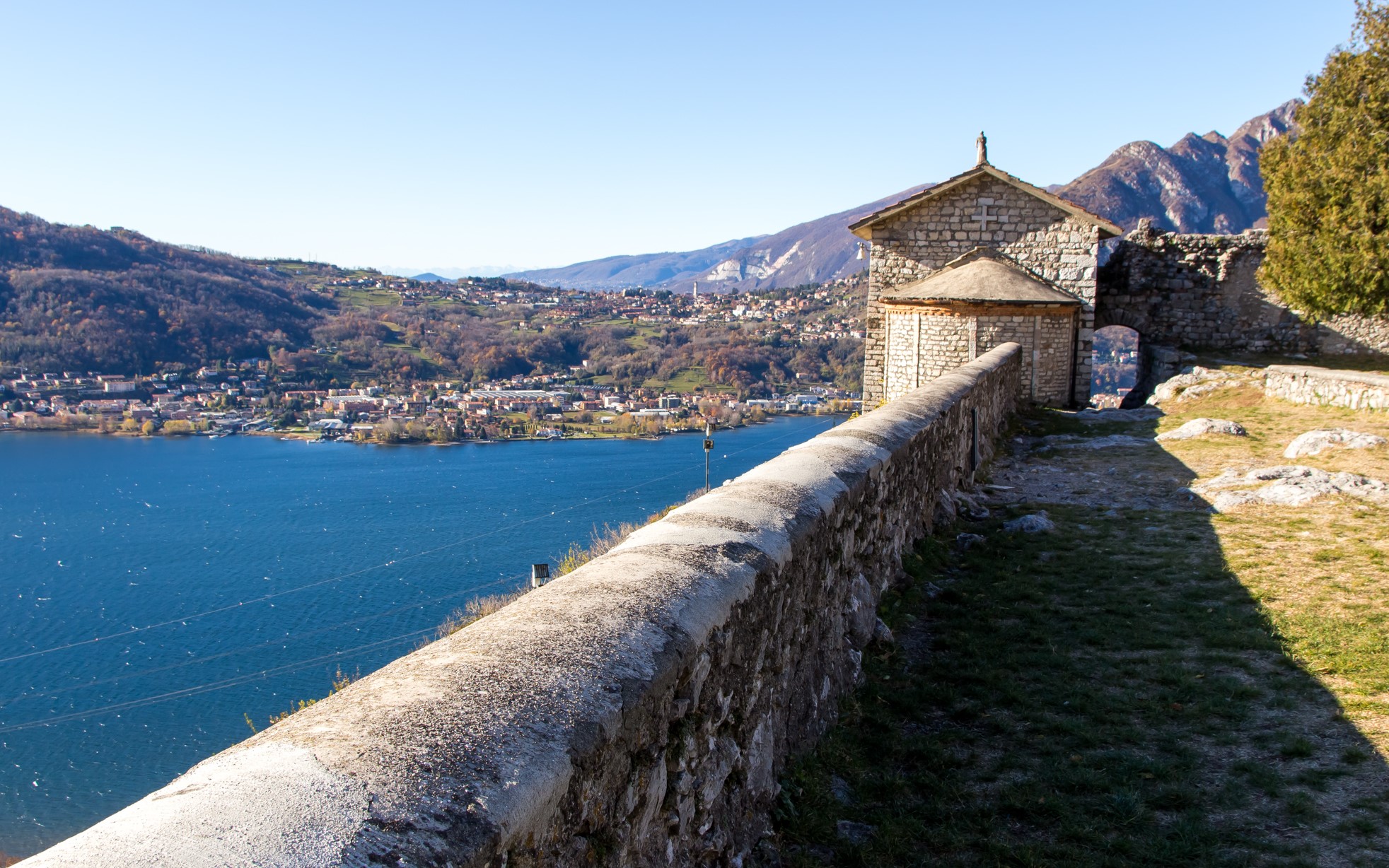 Al di sopra della fortezza dell'Innominato