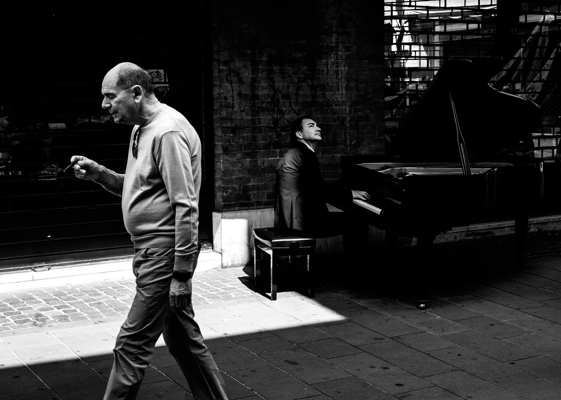An out of place pianist (b/W version)