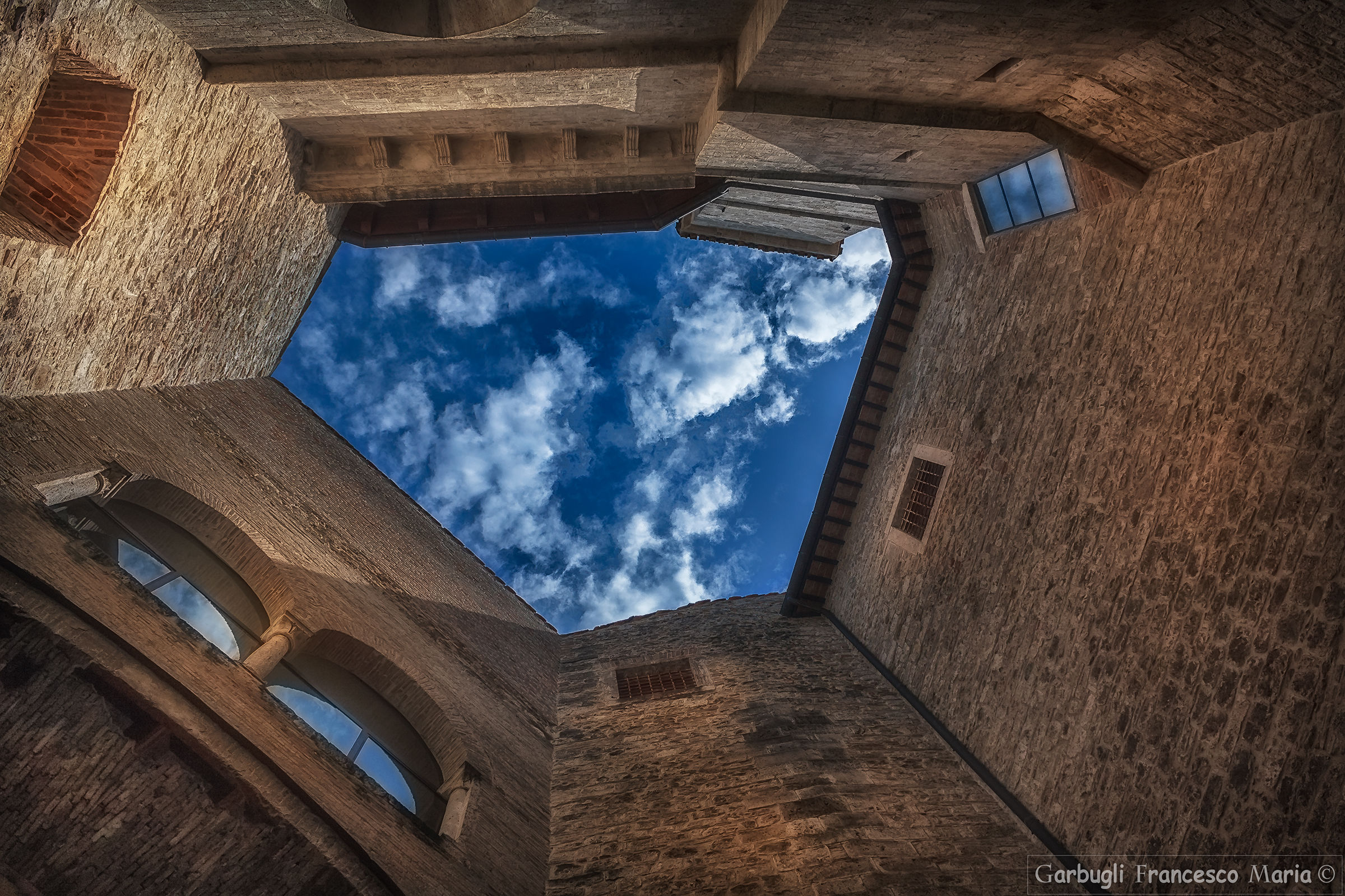 Il cielo in un cortile........