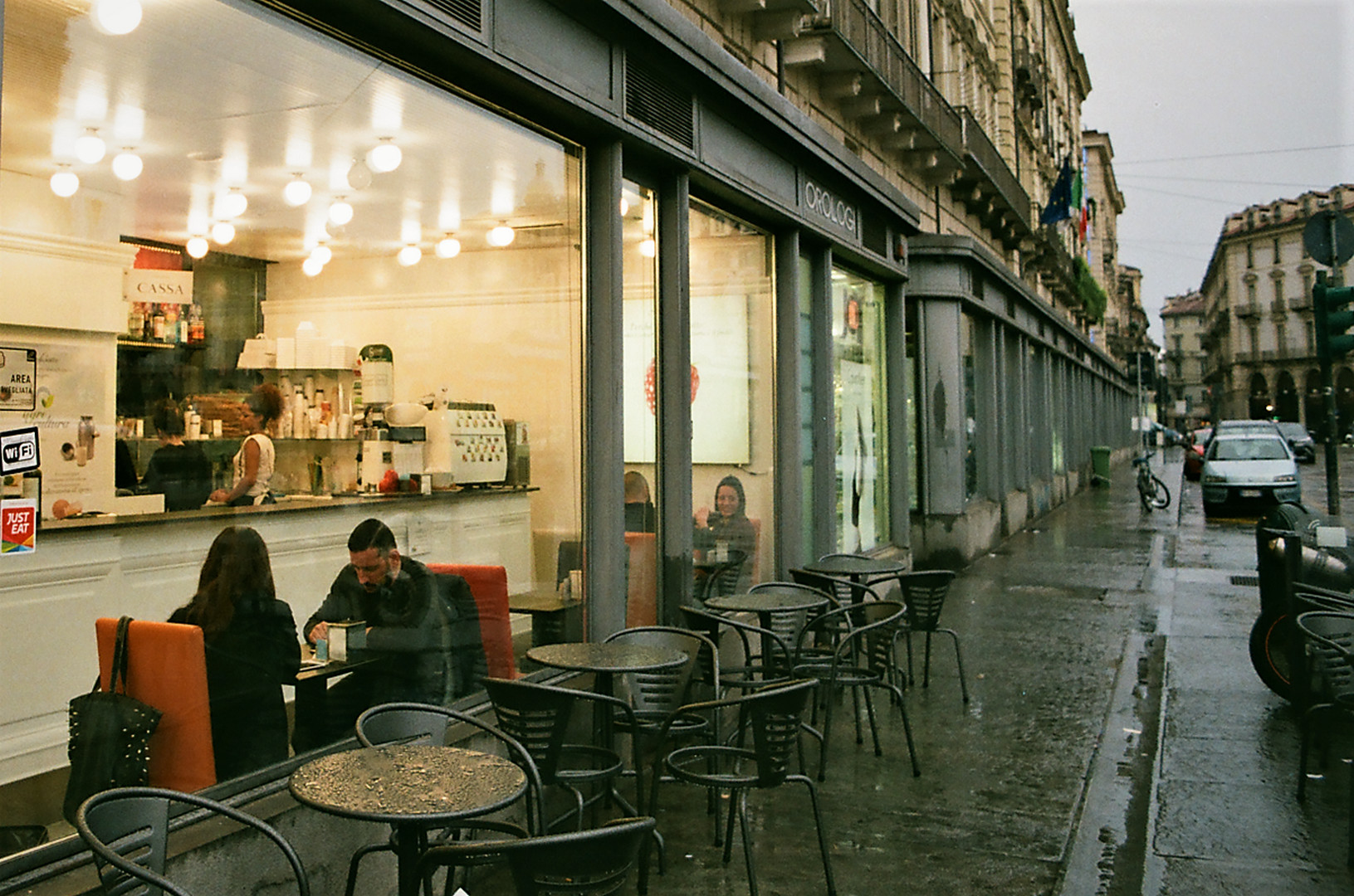 Quella ragazza là, oltre la vetrina