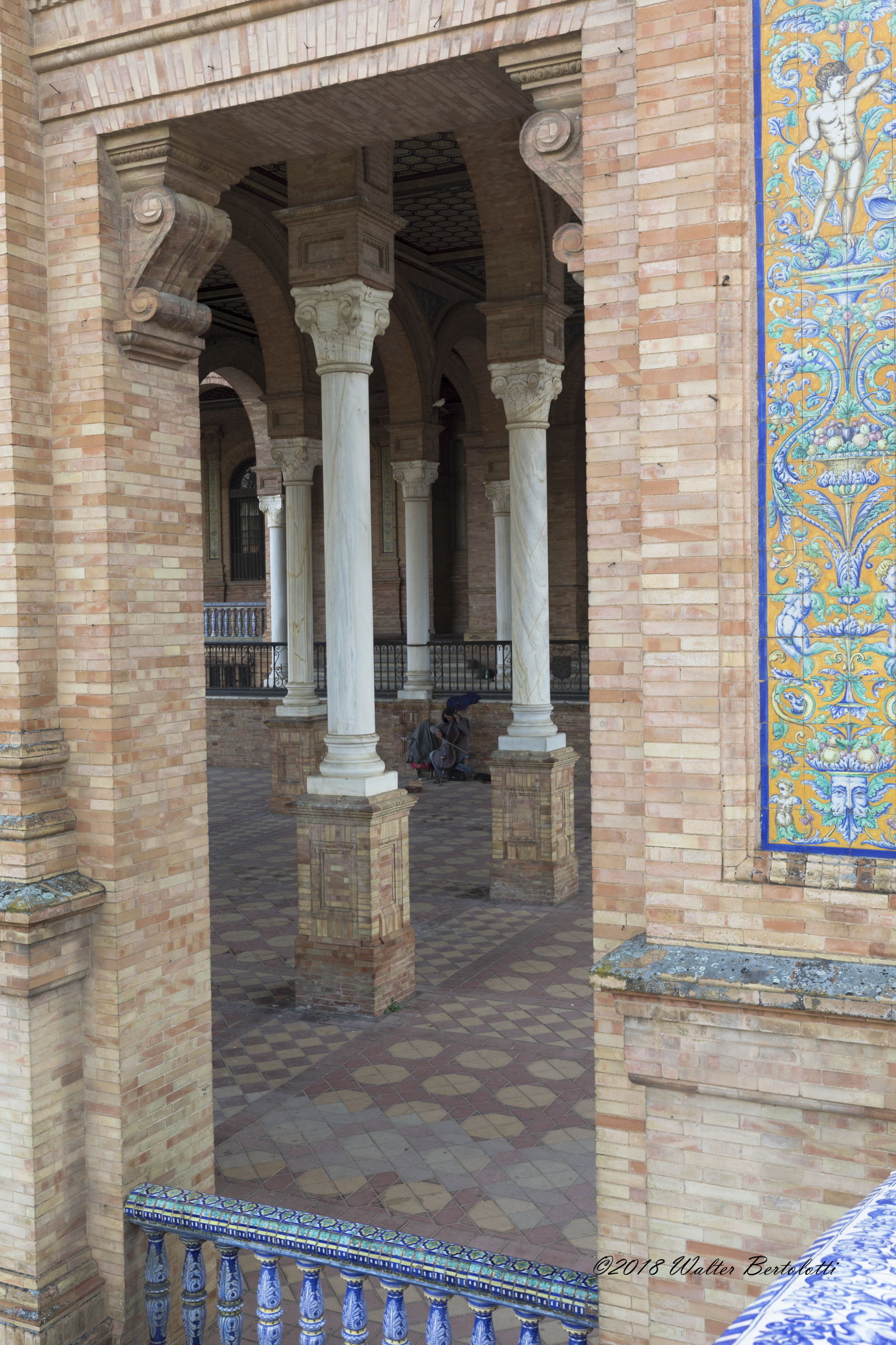 Sbirciando tra le colonne...