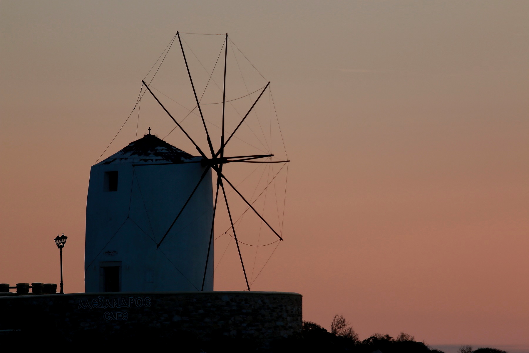 Passeggiando nell'isola di Paros di sera