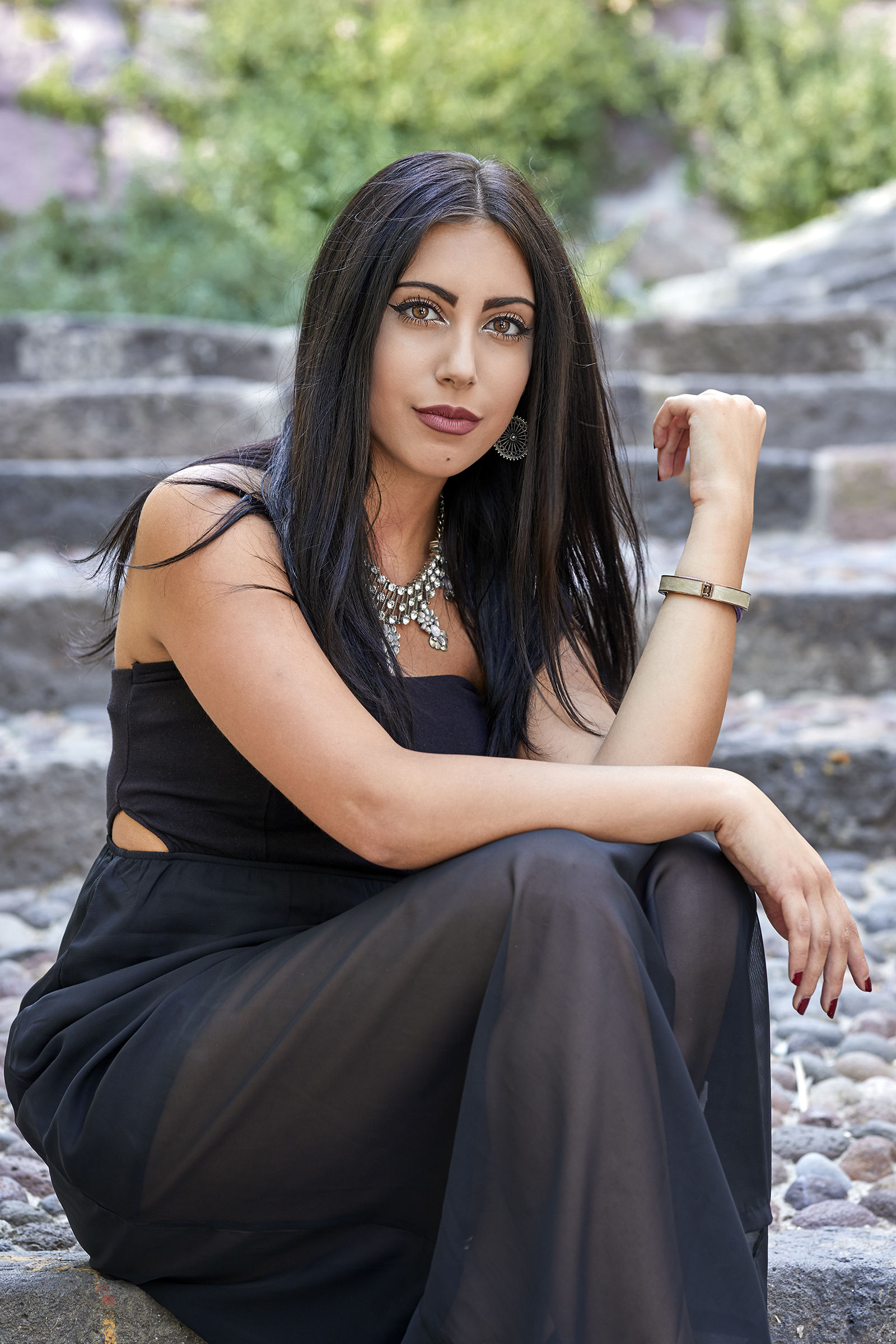 Seduta sui gradini de sa Costa