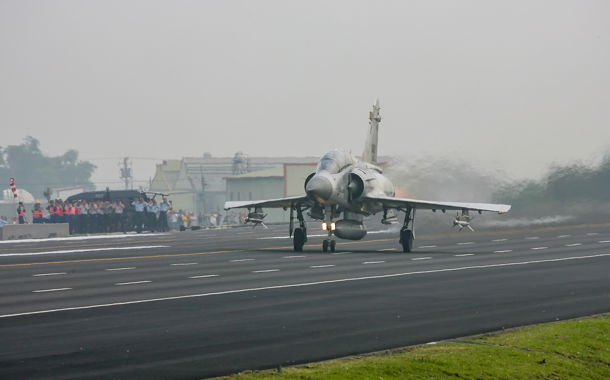 Mirage-2000 decollo dall'autostrada