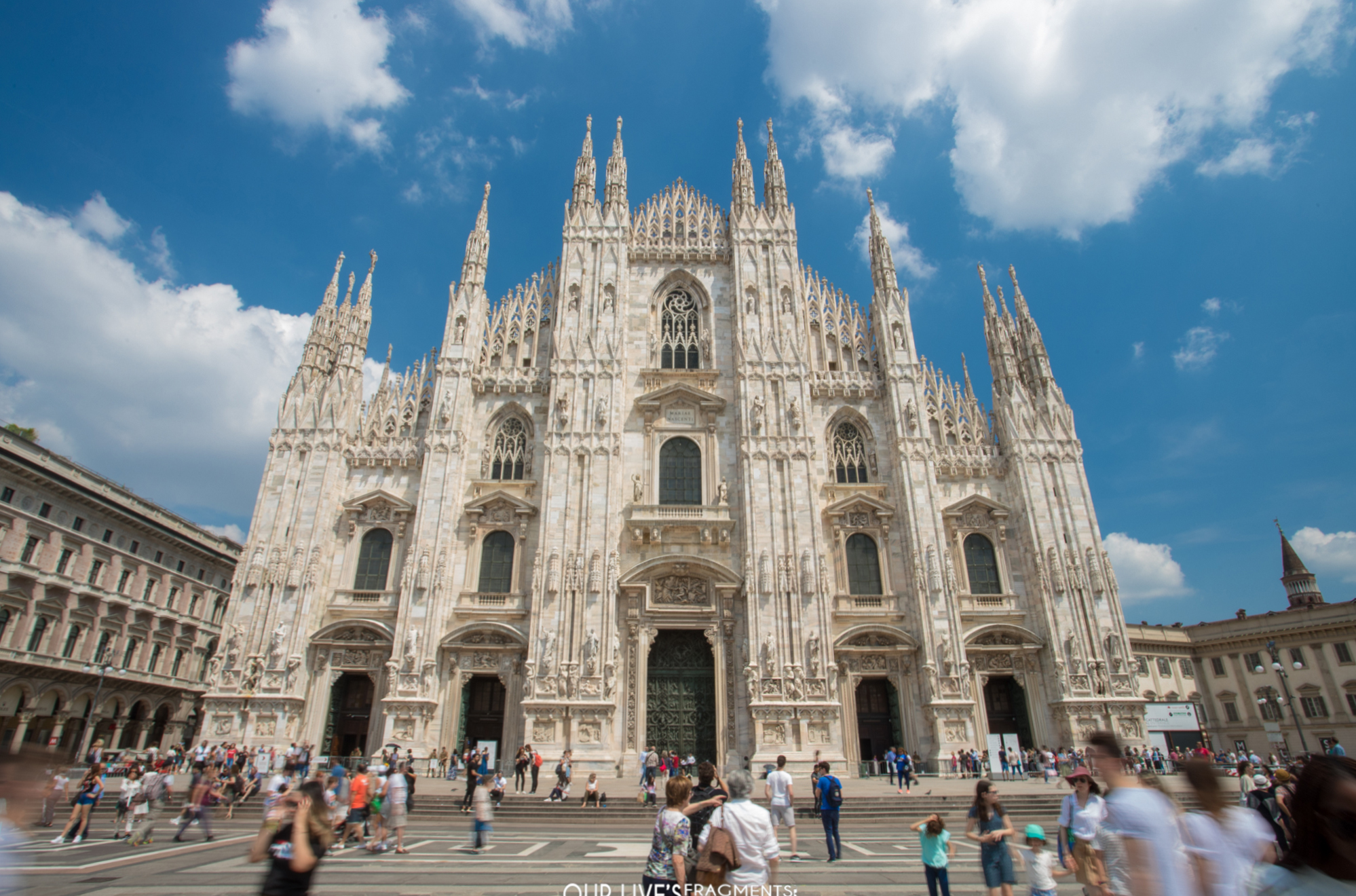 Milano, il Duomo e le persone in movimento