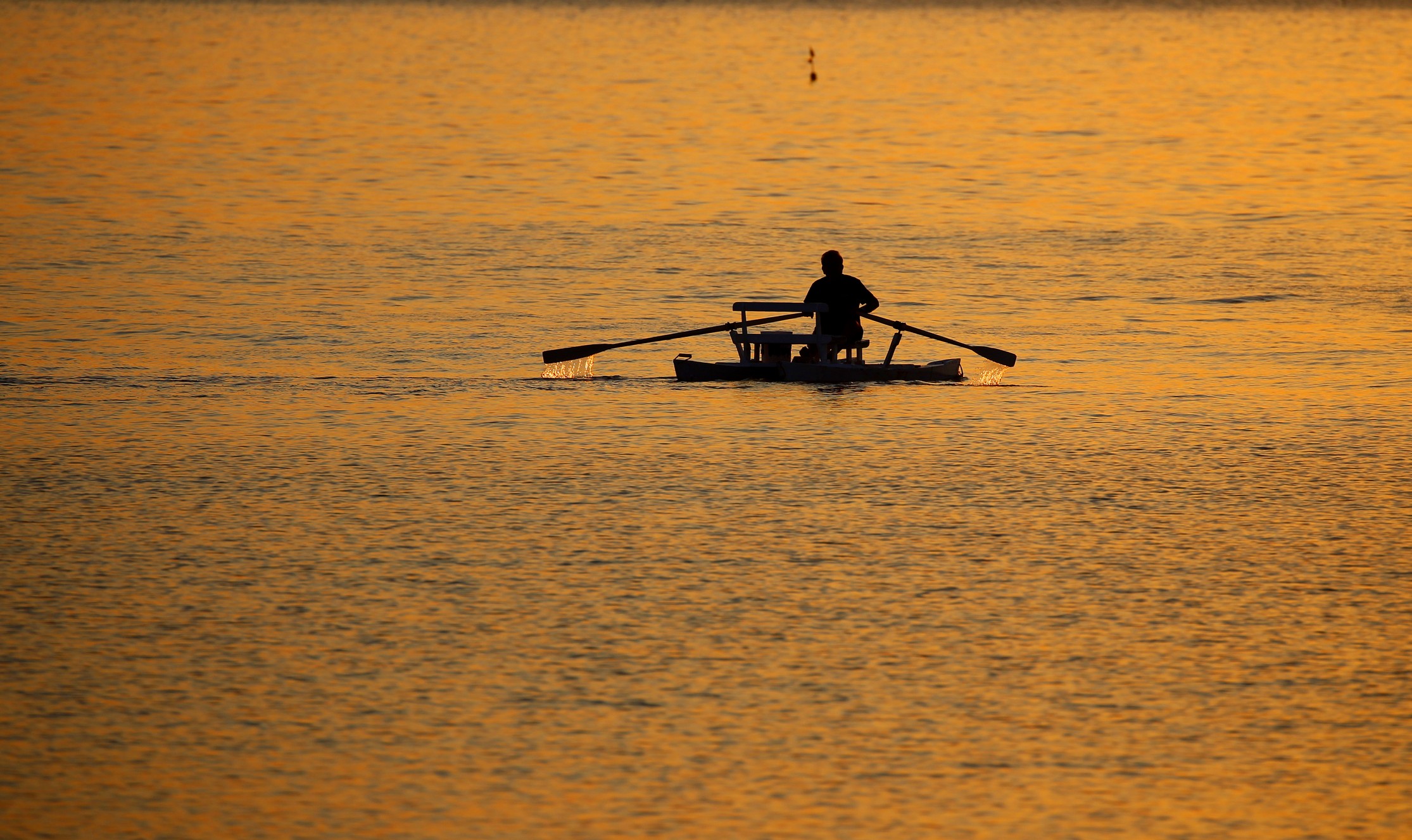 Slips from the oars the water