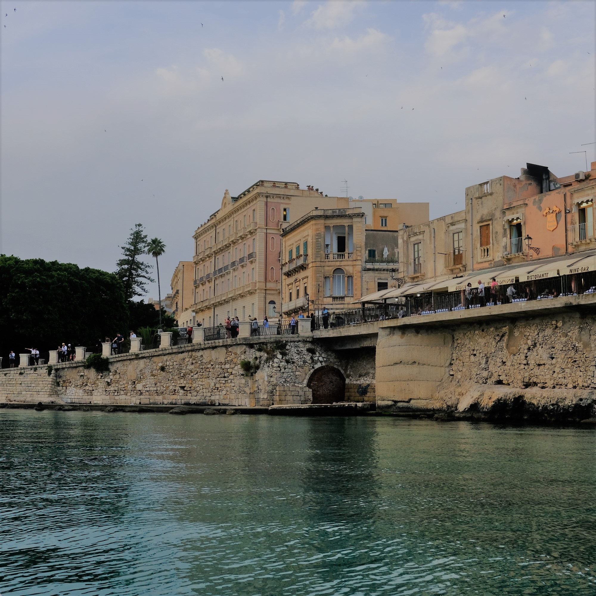 La passeggiata di Ortigia vista dal mare