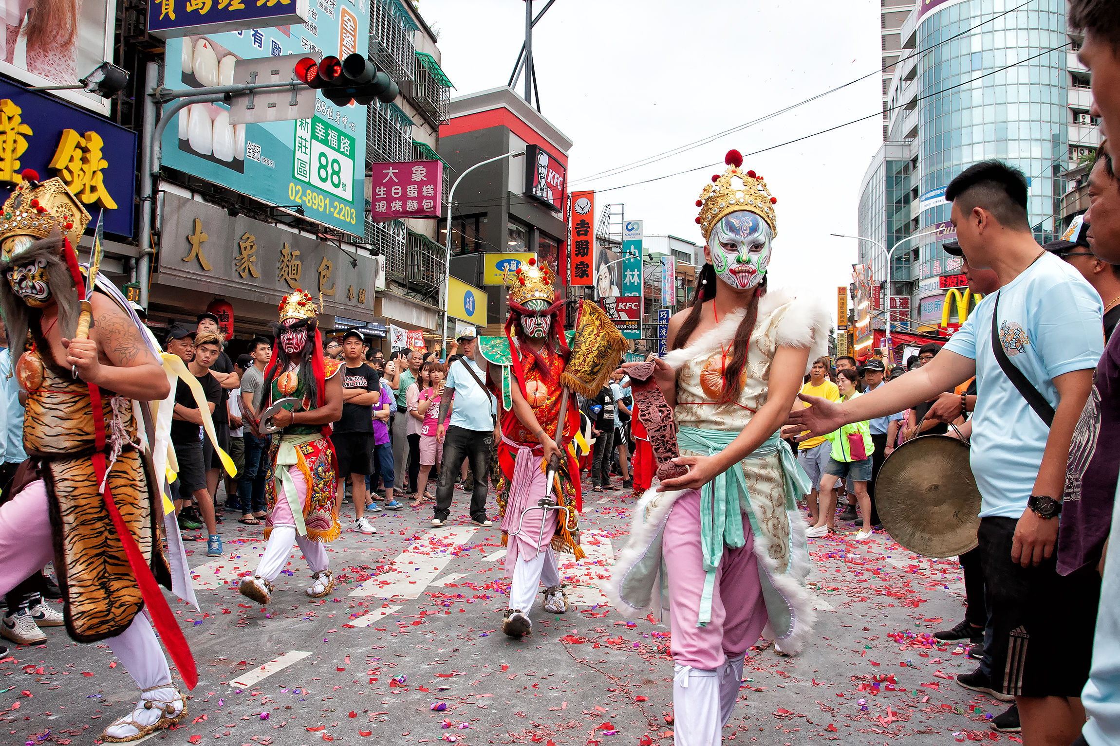 un'altra formazione Parade di fronte a KFC e McDonald