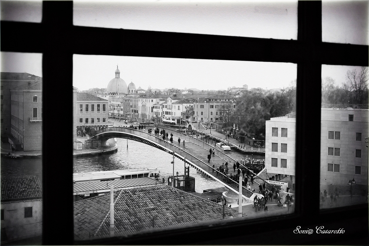 Attraverso una cornice