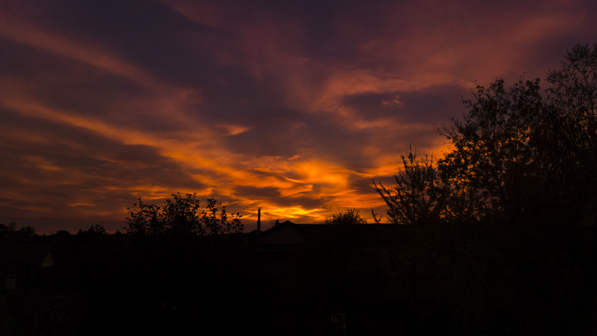 Sunset shaded of red: The Clouds of the end of October