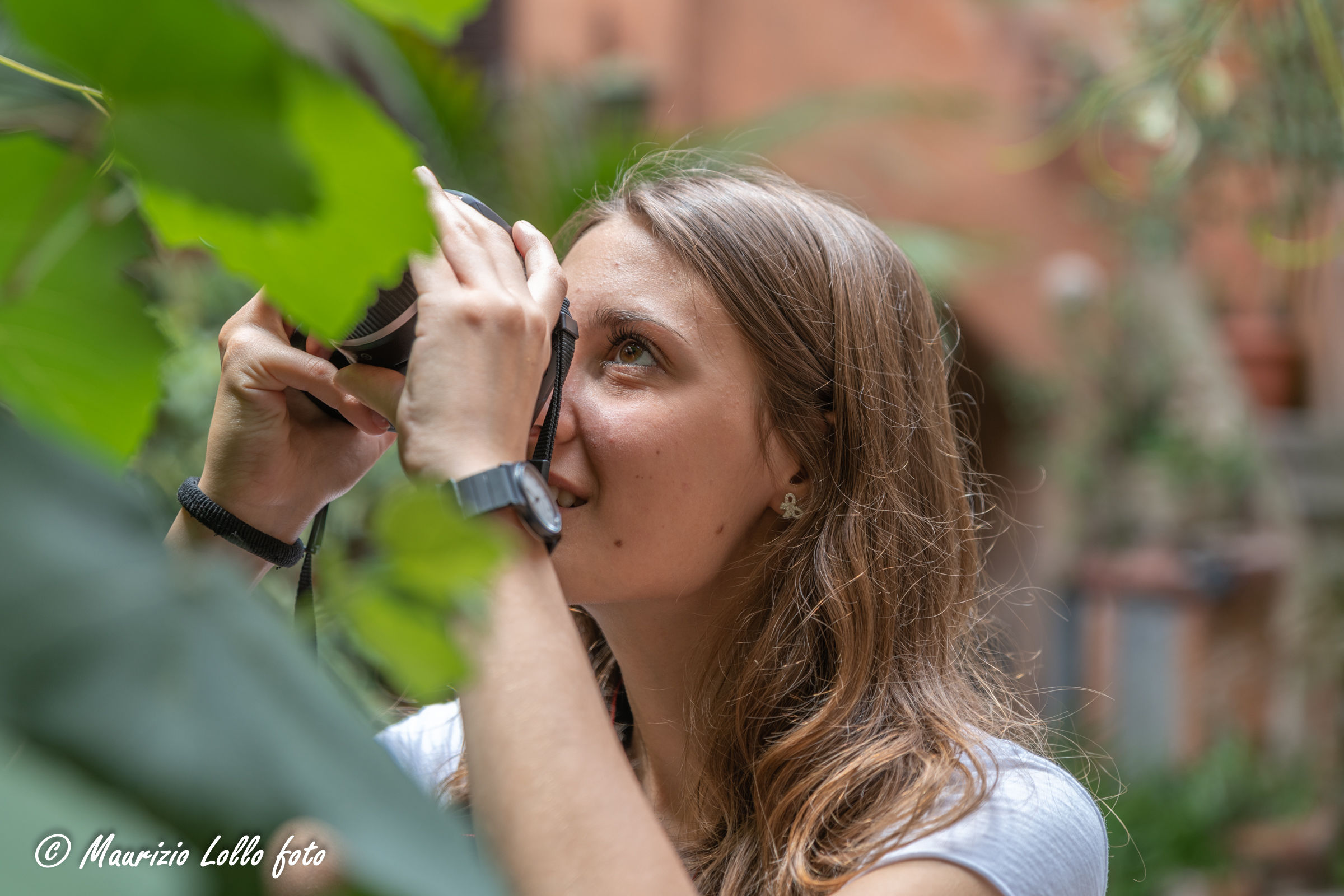Brava e graziosa fotoreporter nascosta tra le foglie