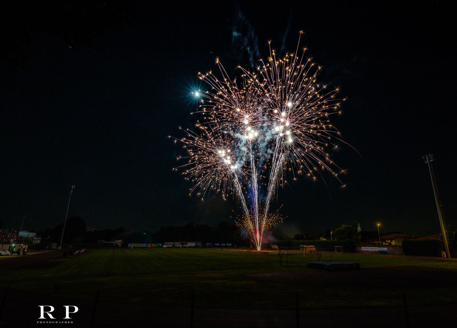 Fuochi artificiali a Mozzo con la Luna di sfondo.