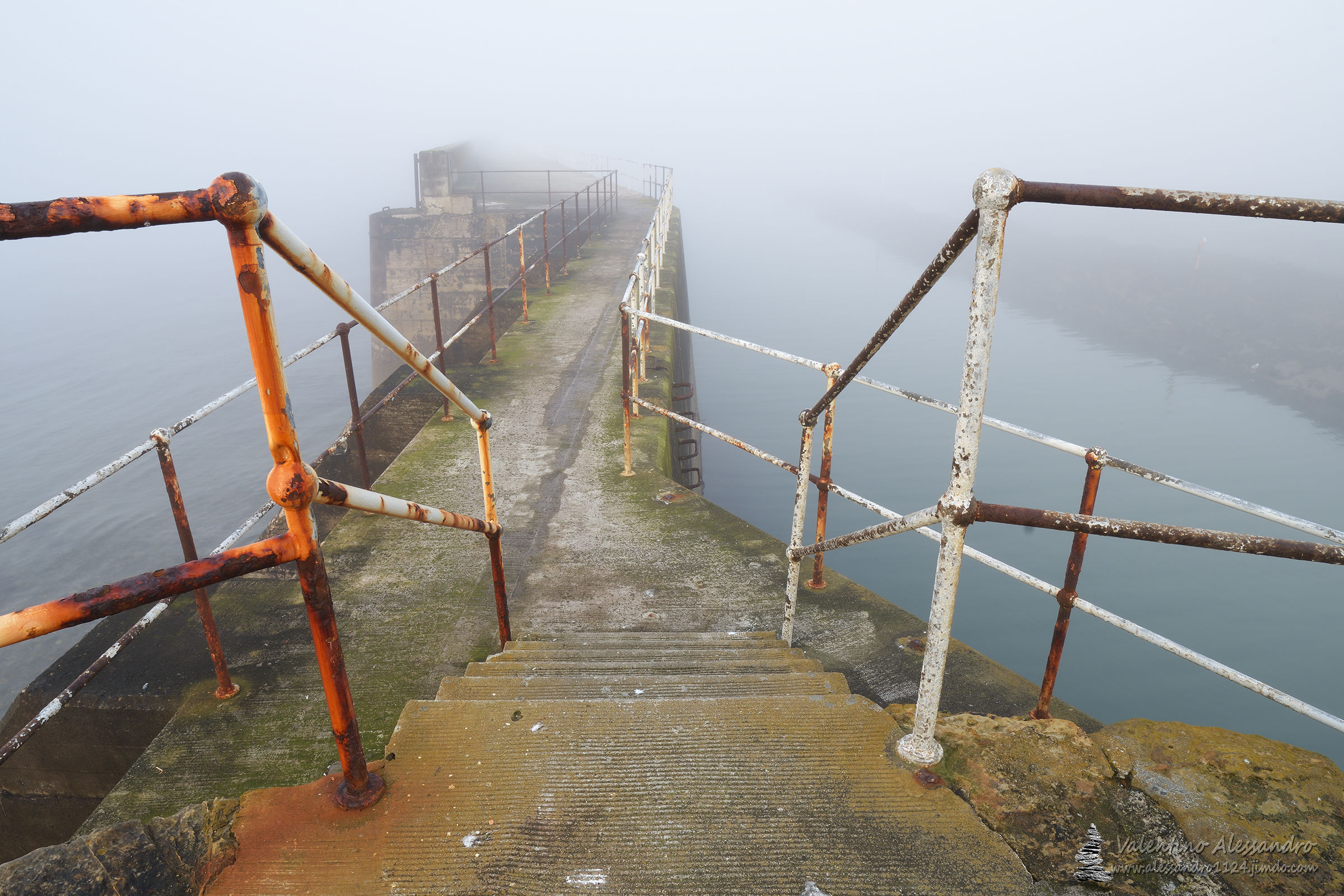 Area portuale nelle nebbie del mattino