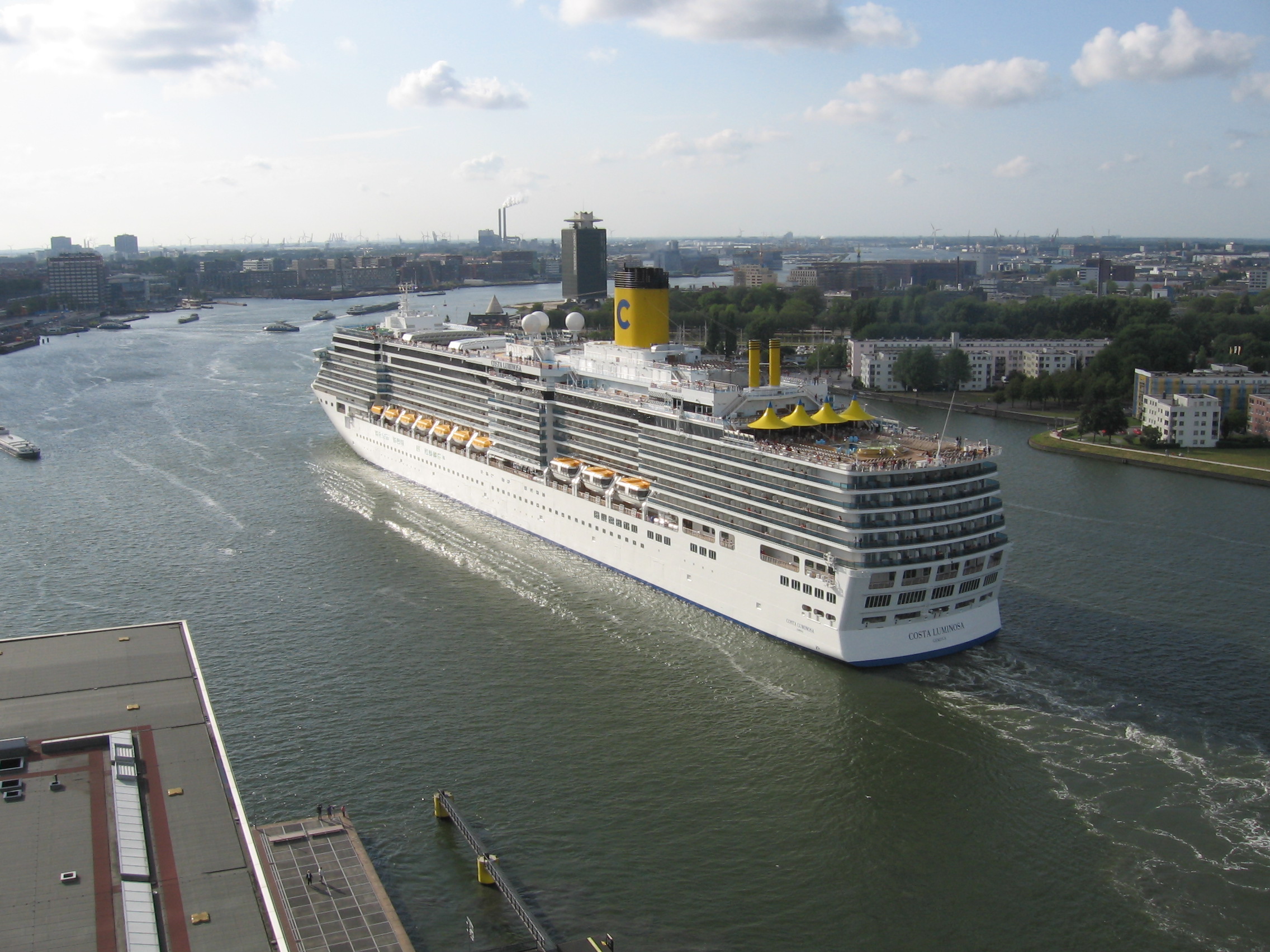 Nave crociera lascia Amsterdam