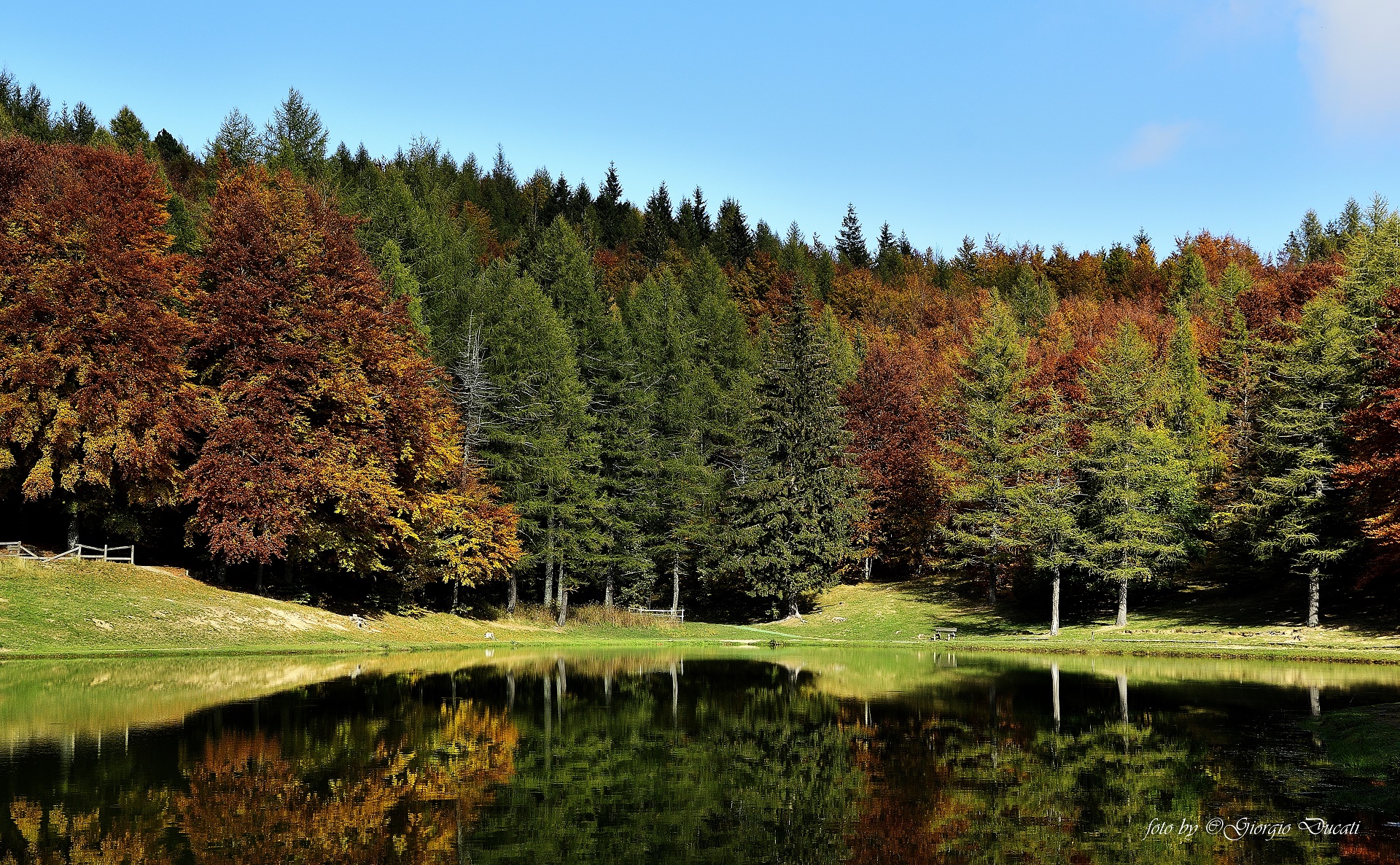 The colors of autumn at Lake Nymph