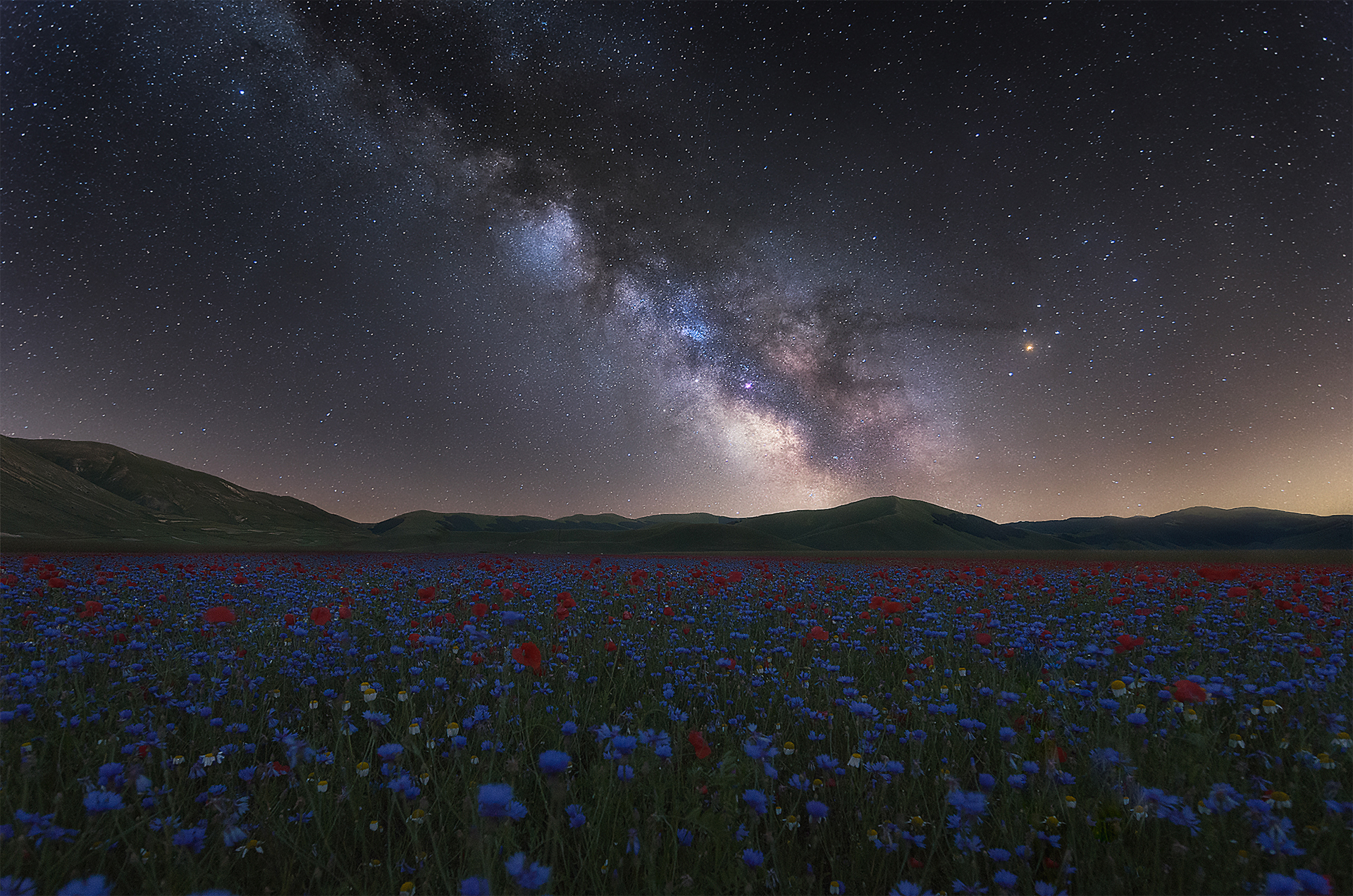 Via lattea sopra la piana di Castelluccio