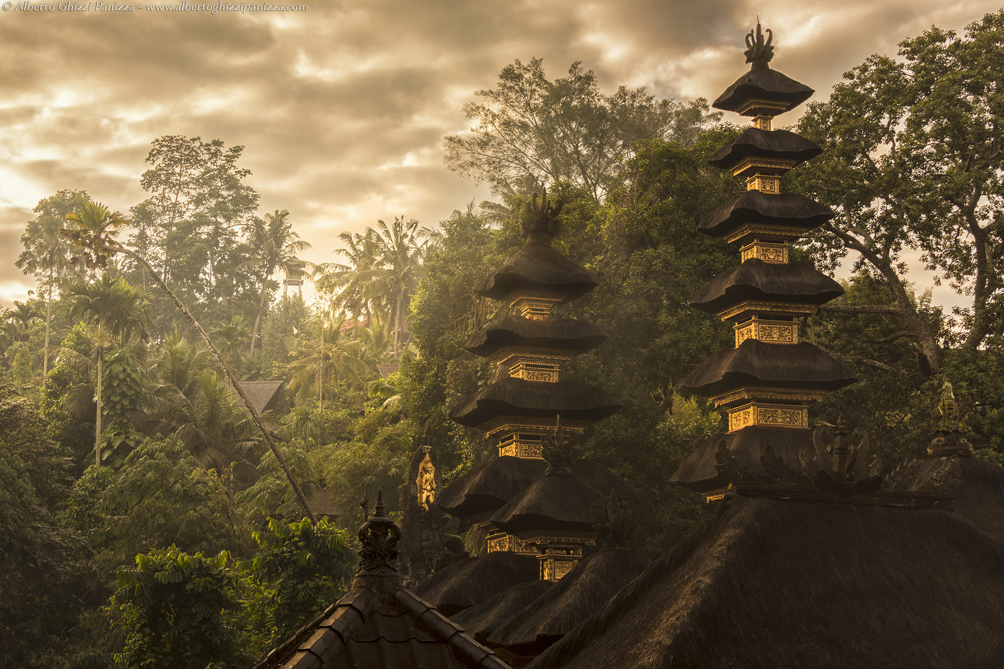 Tra sacri templi e foreste incantate