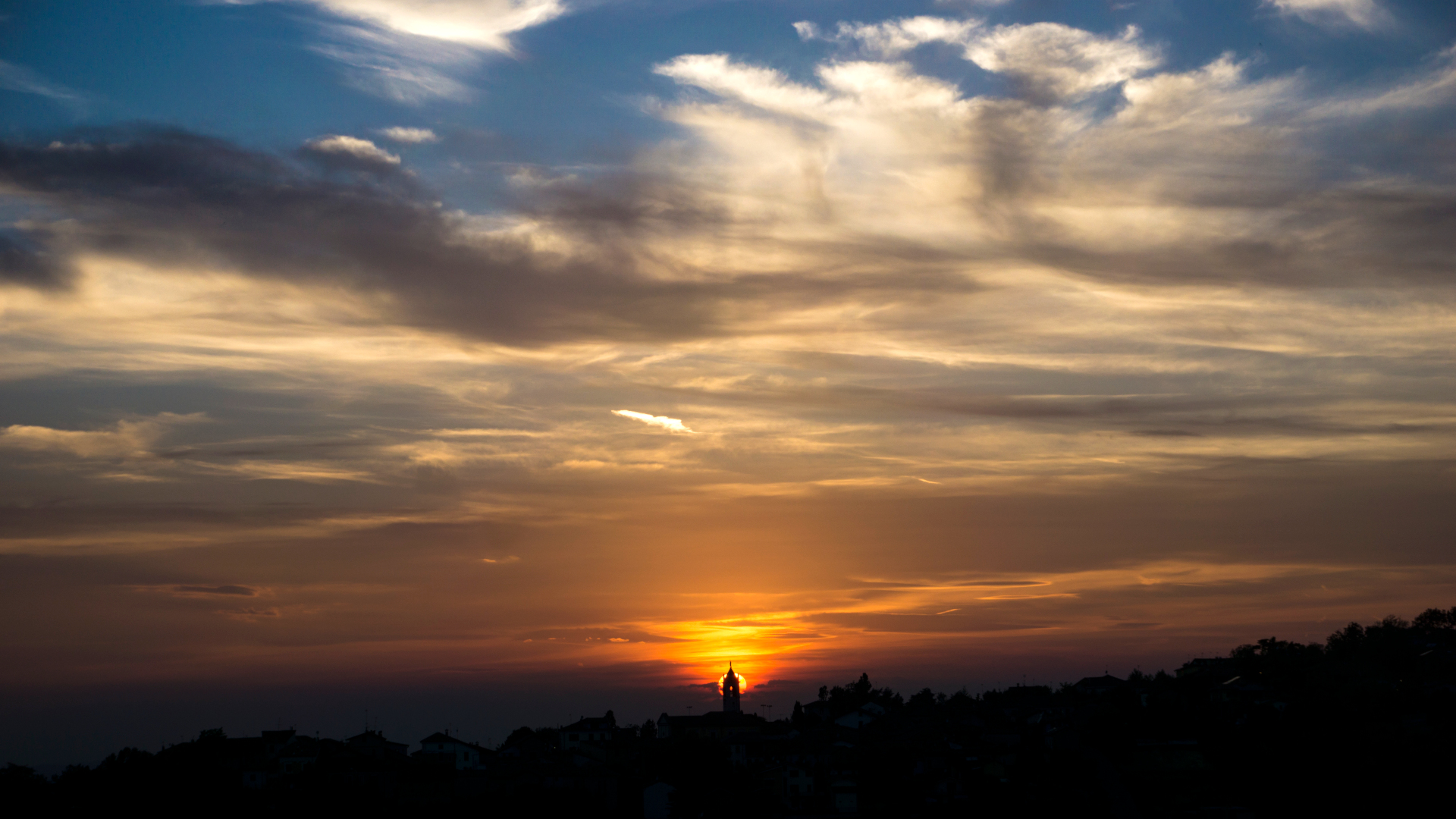 Vho (al) -  tramonto dietro al campanile