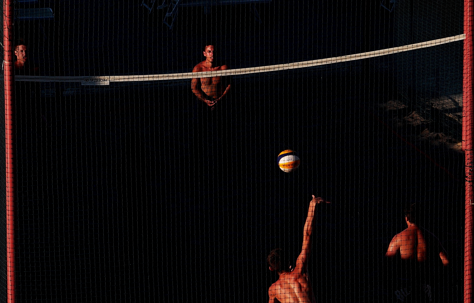 ultime luci sul beach volley