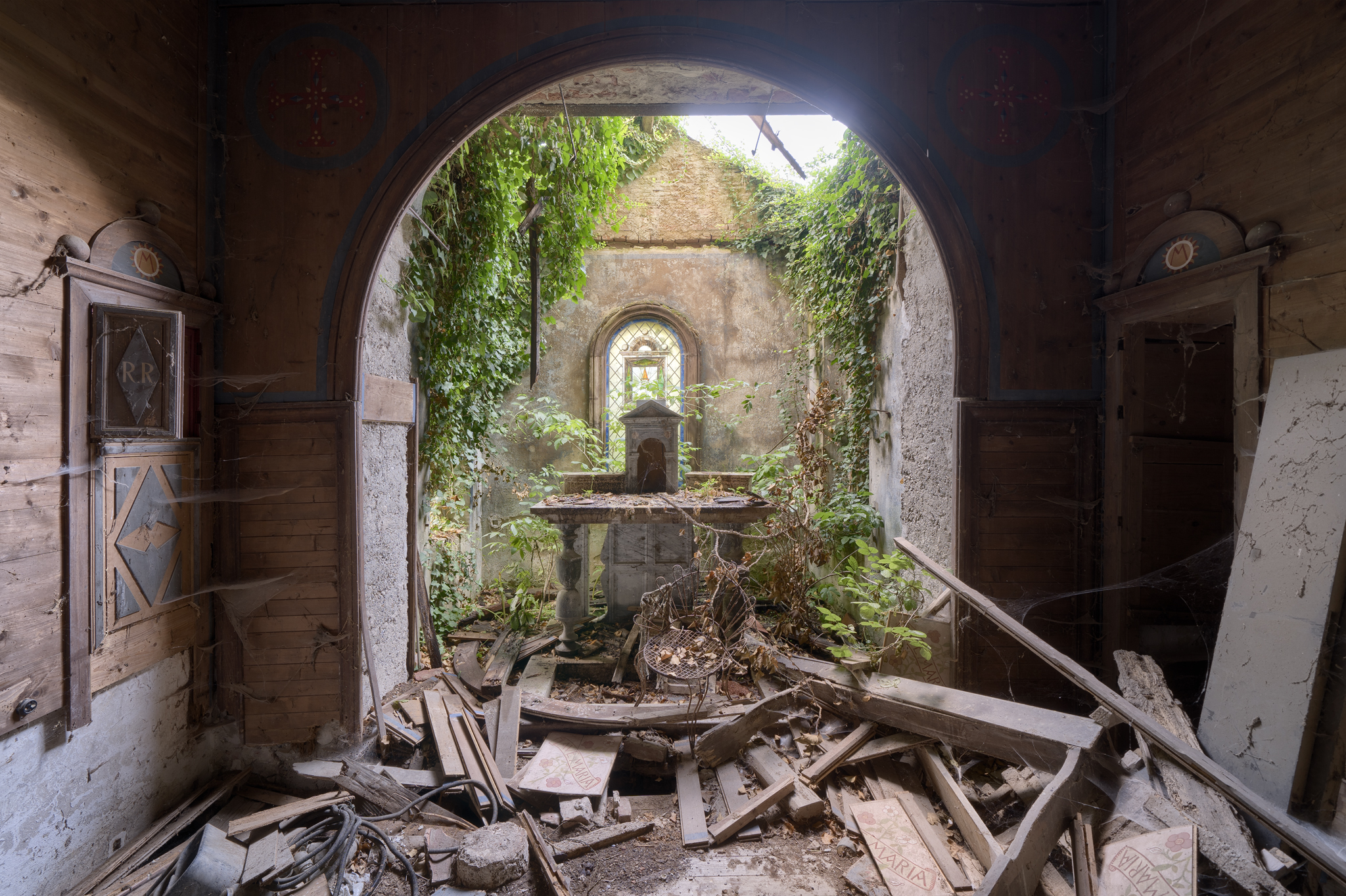 Synarchy of molten bones