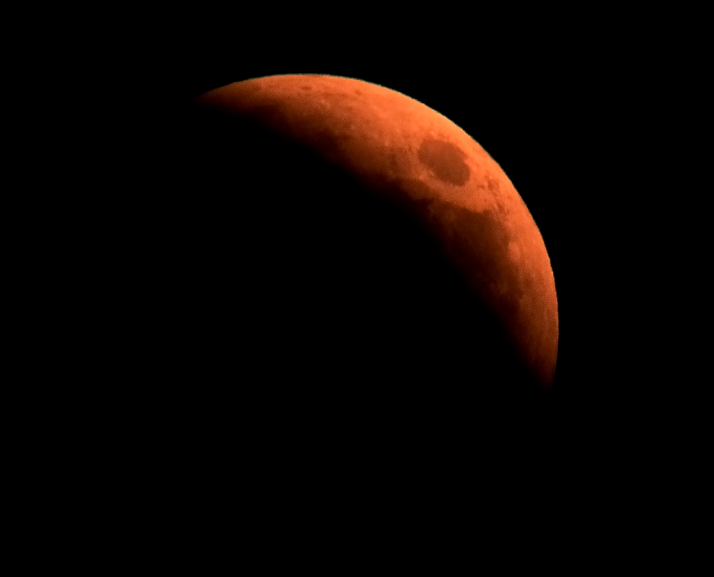 avanza l'ombra sulla luna rossa