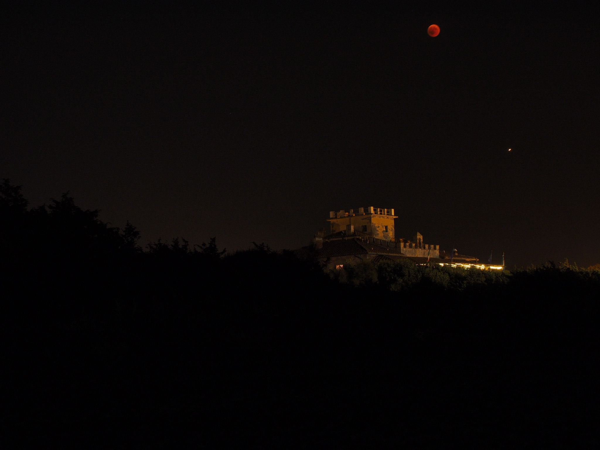 Red Moon at the fort of Marina di Bibbona