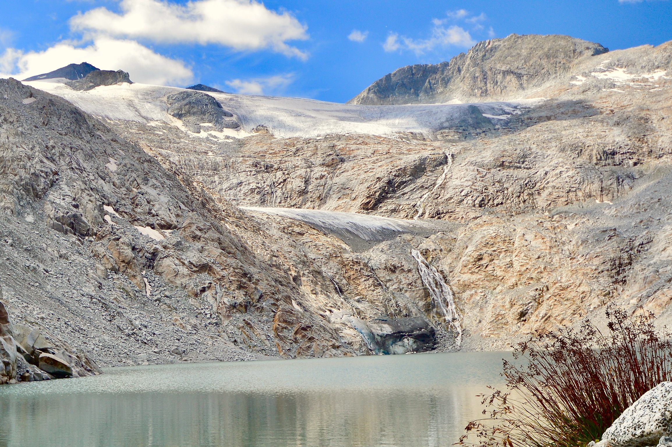 Pisgana Glacier with its lake