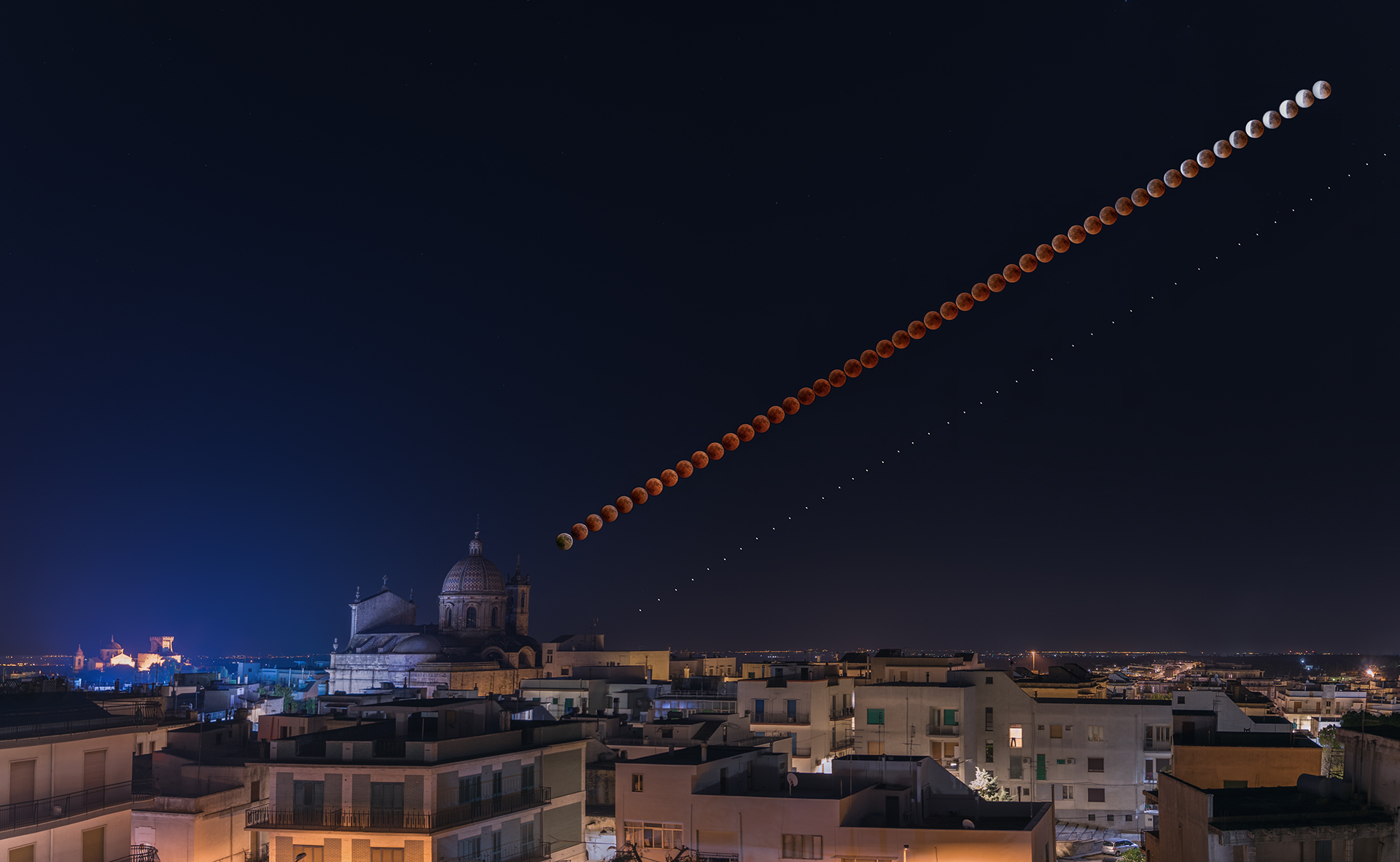 Varie fasi dell'eclissi lunare