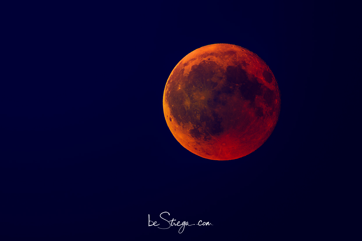 La grande eclissi di Luna che ha incantato il mondo