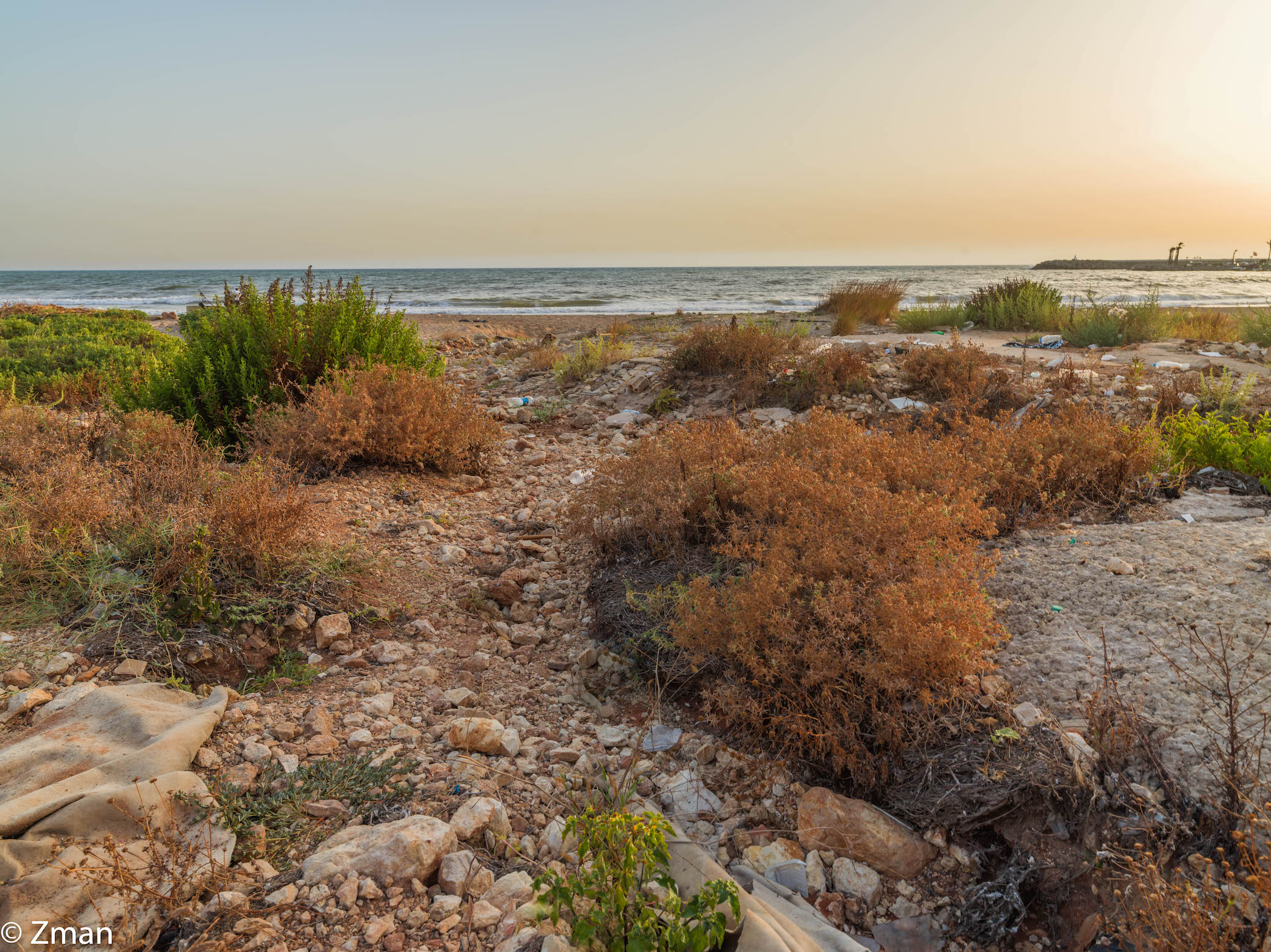 Tramonto alla spiaggia bianca delle sabbie