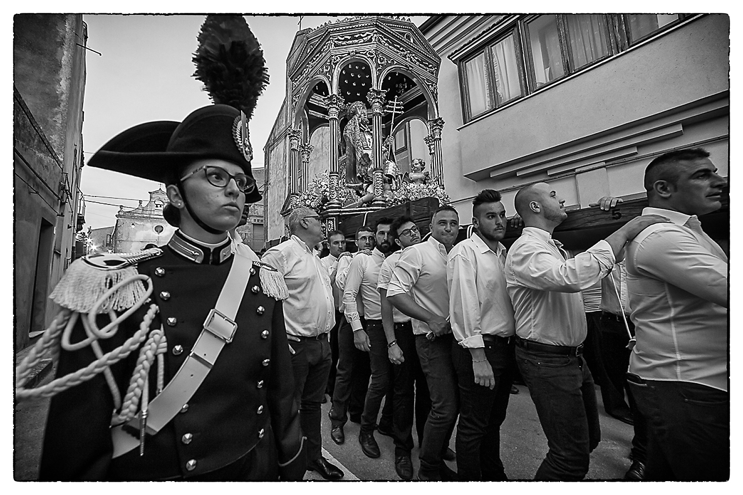 la carabiniera e il santo