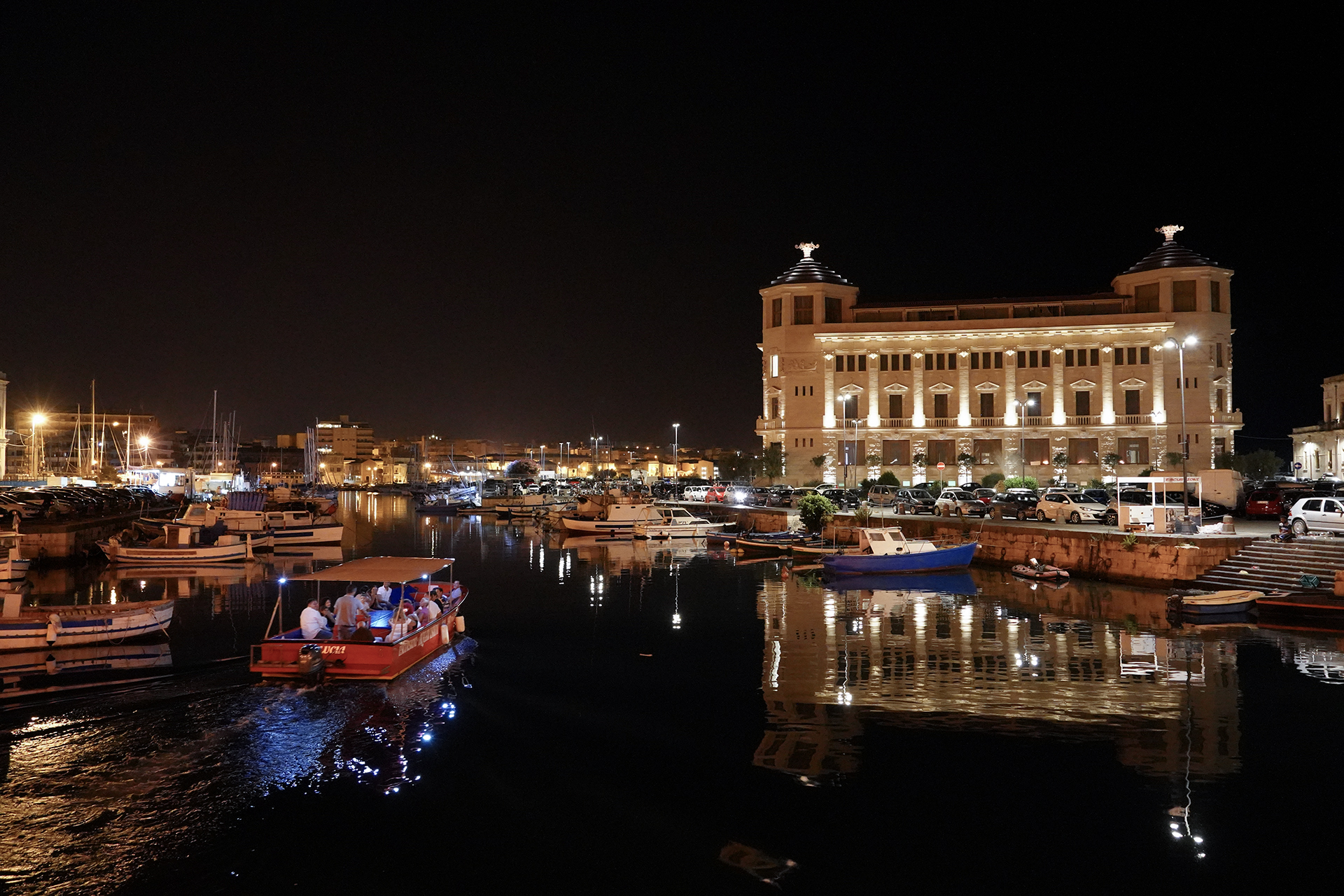 Uno sguardo notturno sul porticciolo