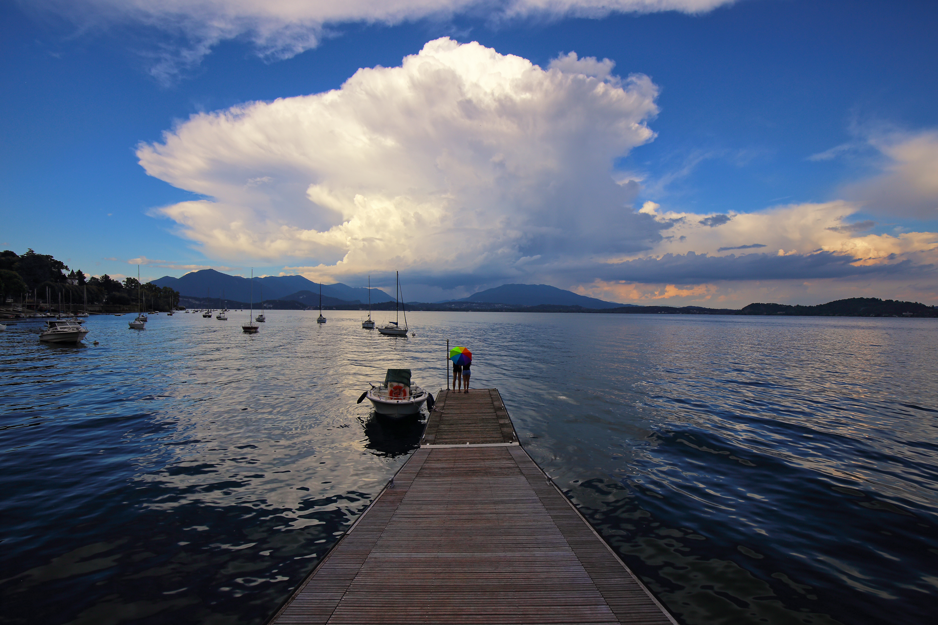 Un ombrello sul lago
