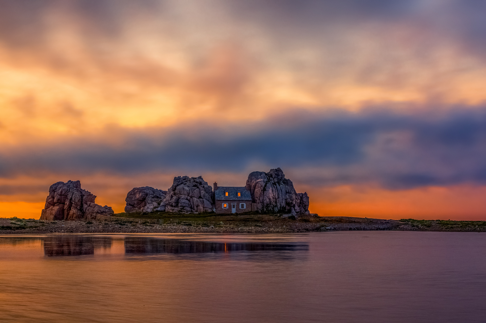 La casetta fra i sassi al tramonto.