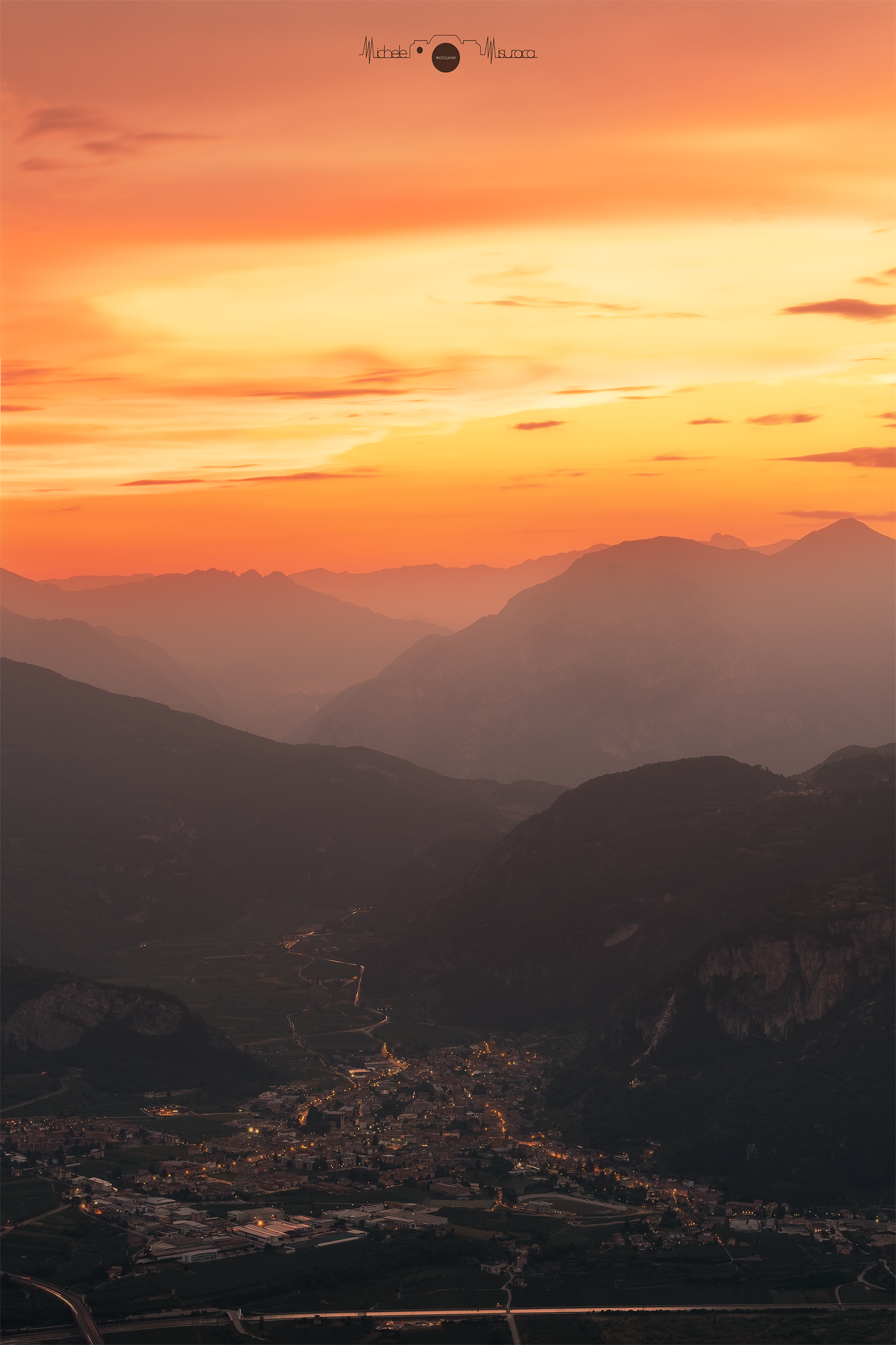 Mori TN piccolo paese del trentino ripreso da 1600 m