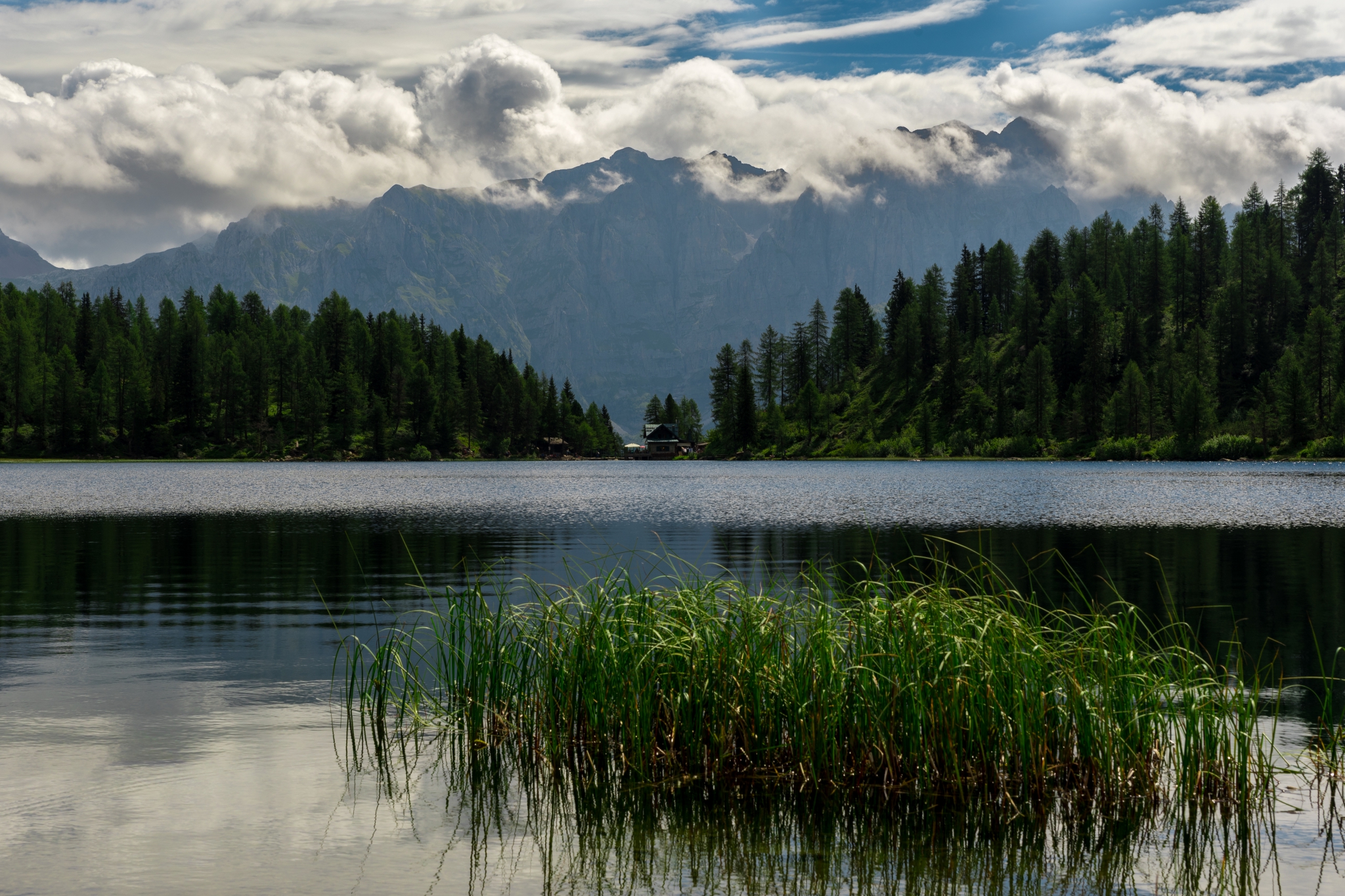 Nubi in alta montagna...Laghetto in Trentino