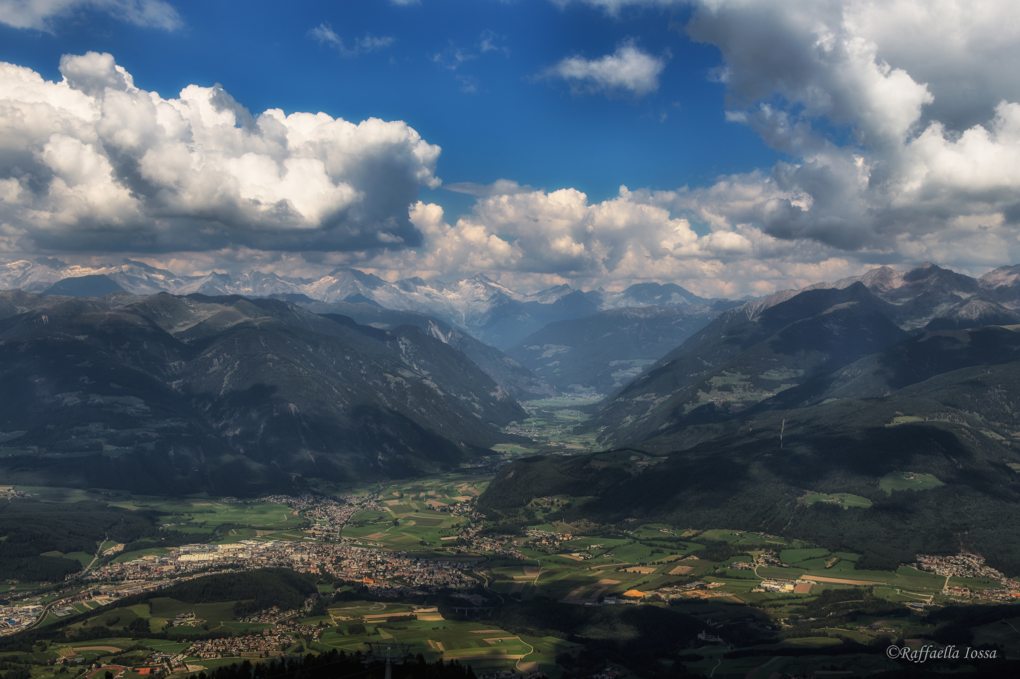 Paesaggio alpino con vista su Brunico